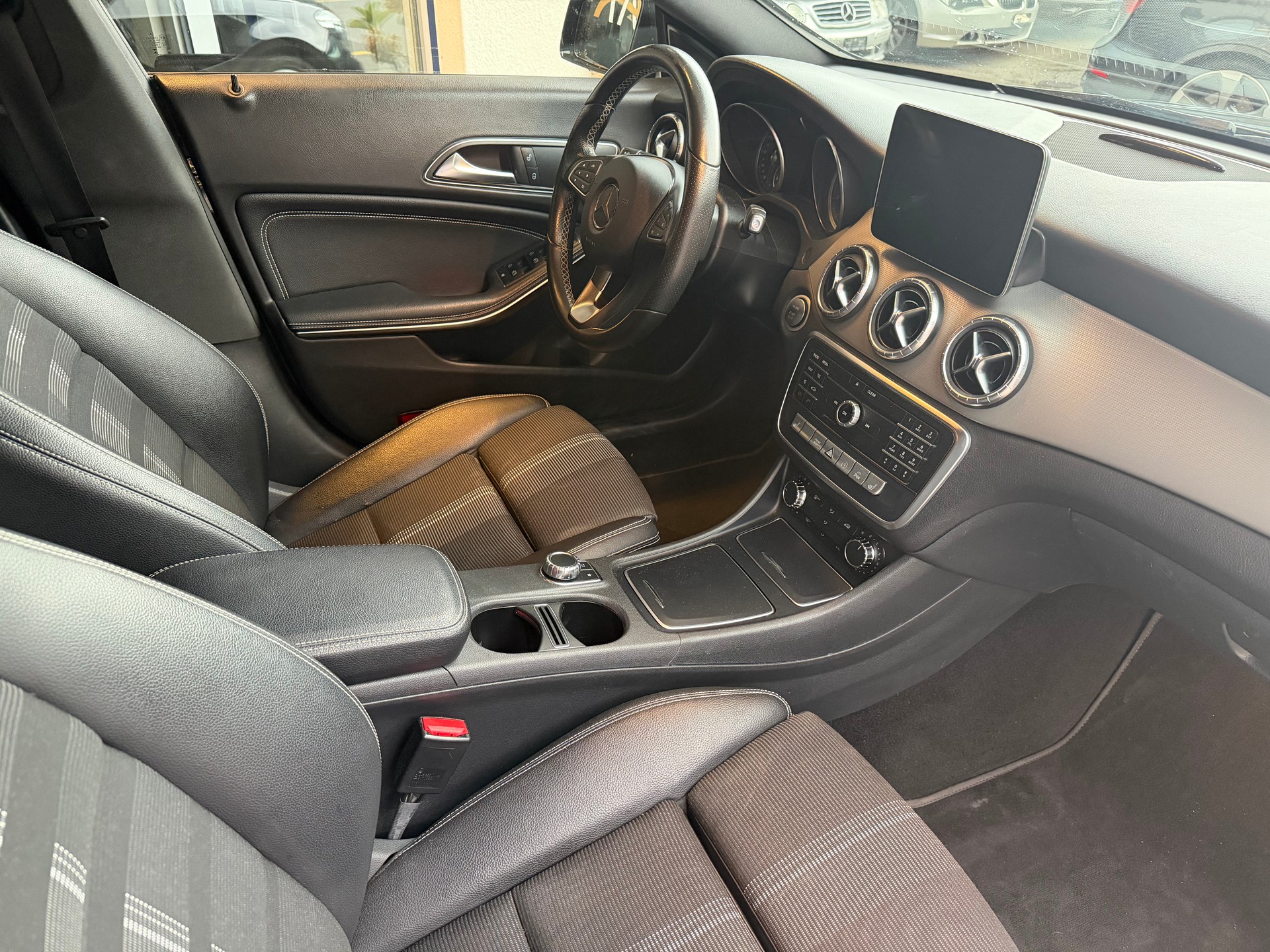 MERCEDES-BENZ CLA Shooting Brake 200 7G-DCT-image-8