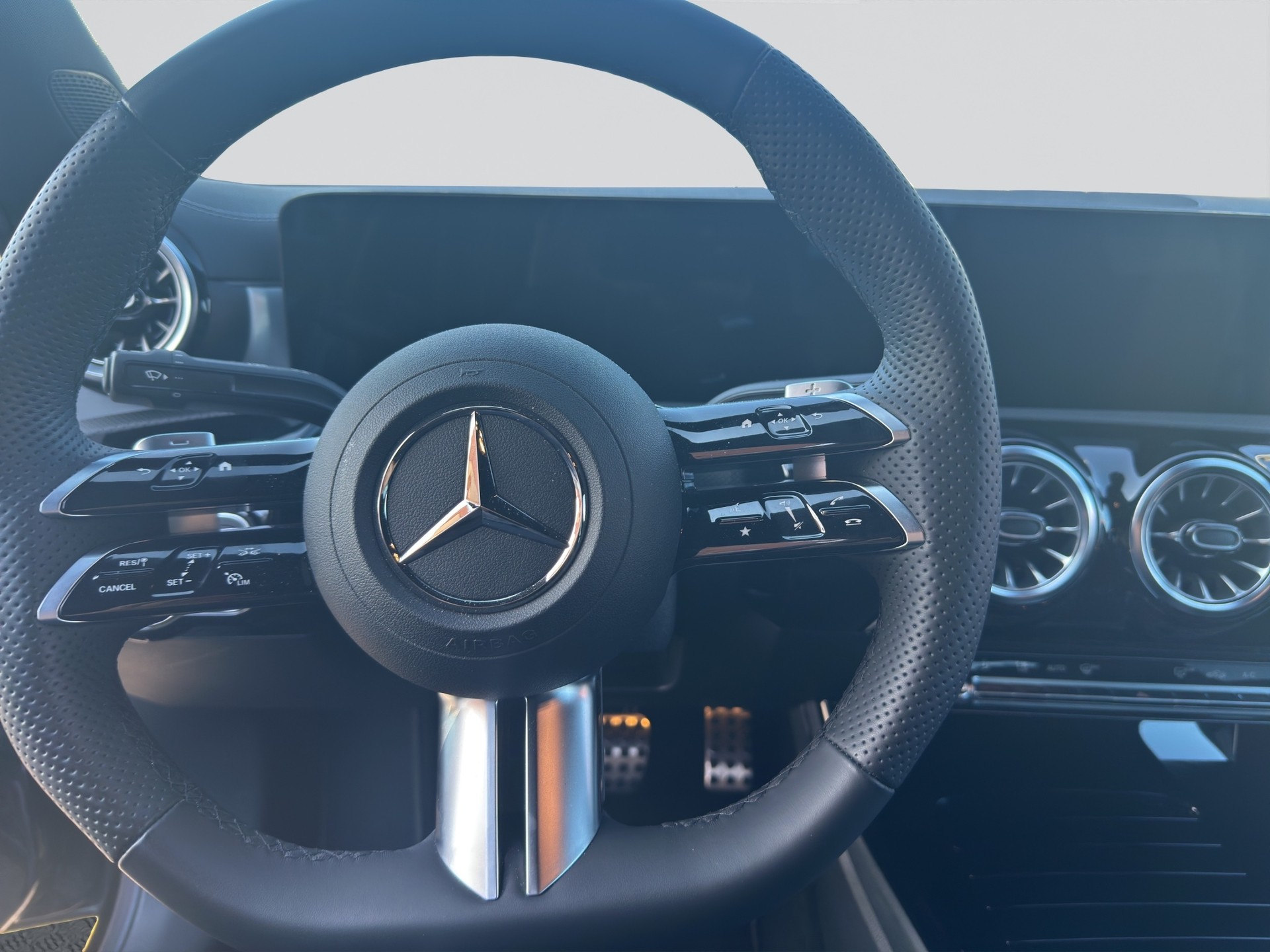 MERCEDES-BENZ CLA 200 7G-DCT AMG Edition Night-image-8