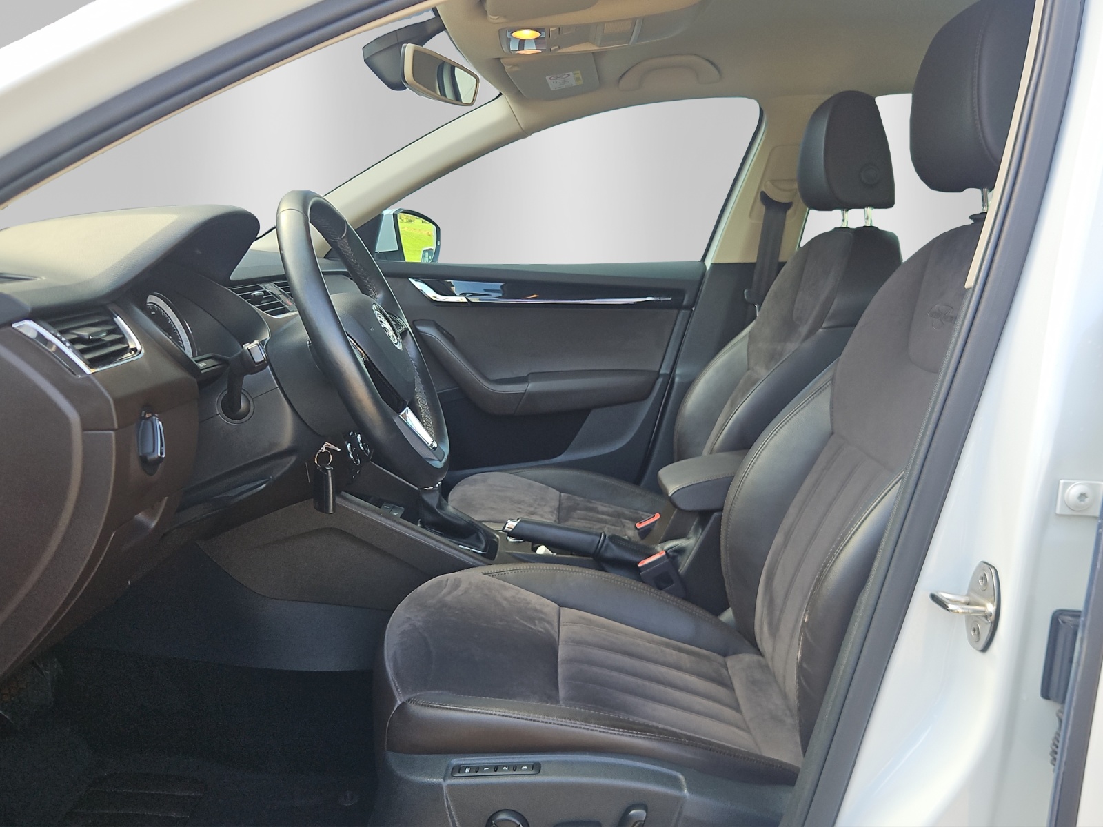 SKODA Octavia Combi 1.8 TSI L&K 4x4 DSG-image-5