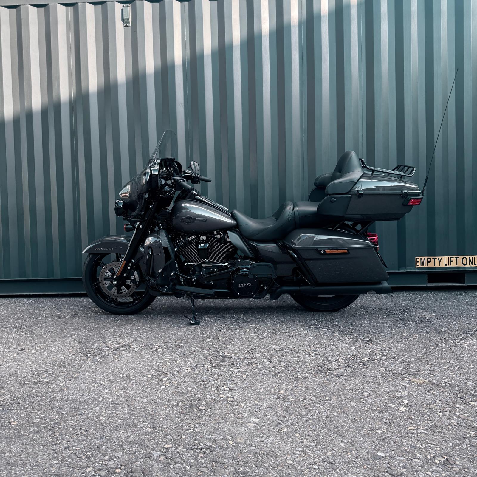 HARLEY-DAVIDSON FLHTK Electra Glide Ultra Limited Black Finish114-showroom-element-2