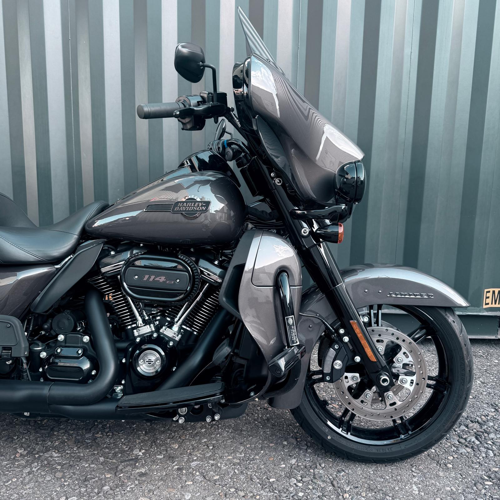 HARLEY-DAVIDSON FLHTK Electra Glide Ultra Limited Black Finish114-showroom-element-3