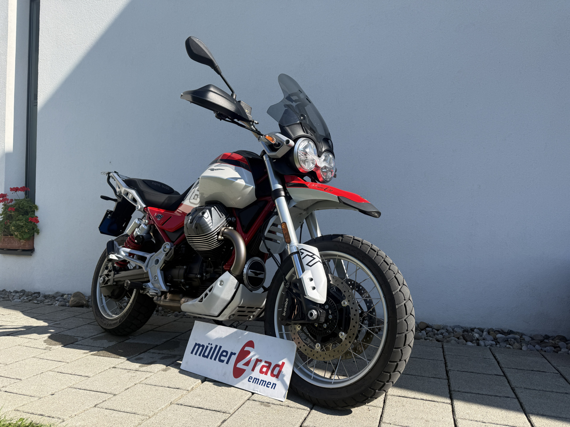 MOTO GUZZI V85 TT-showroom-element-1