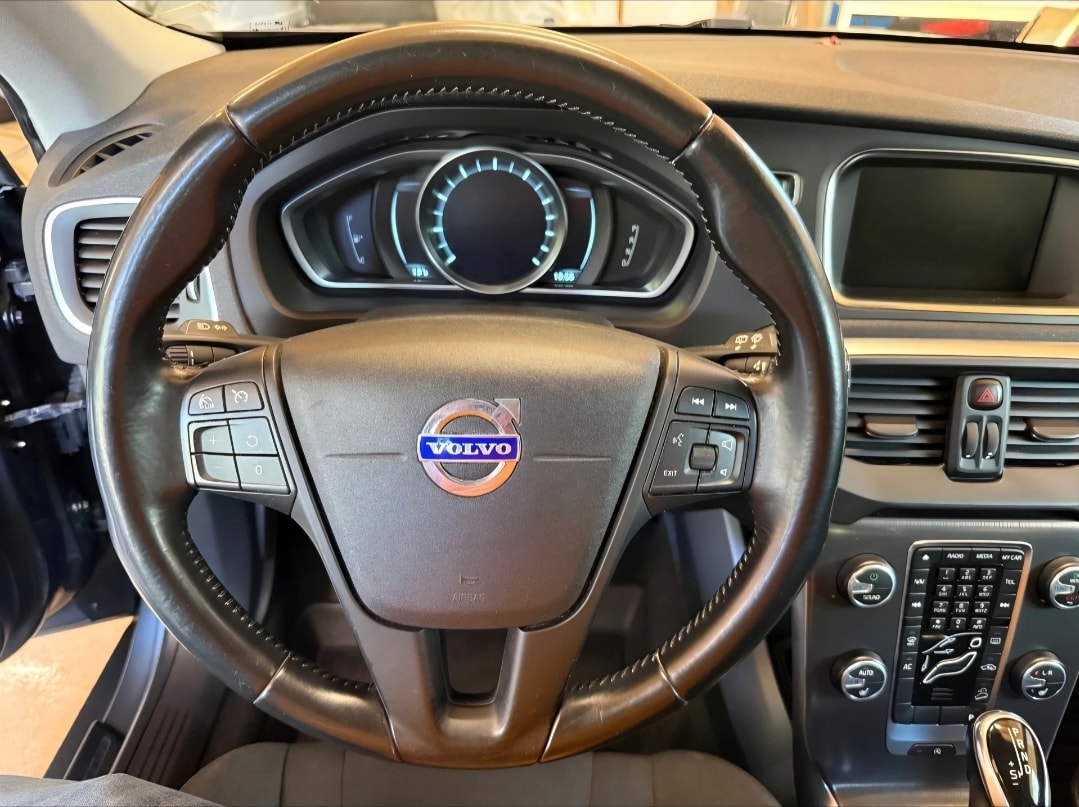 VOLVO V40 Cross Country T4 2.0 AWD Family Ed. Geartr.-image-9