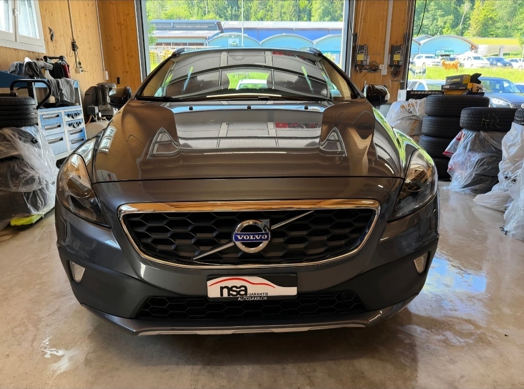 VOLVO V40 Cross Country T4 2.0 AWD Family Ed. Geartr.-image-1