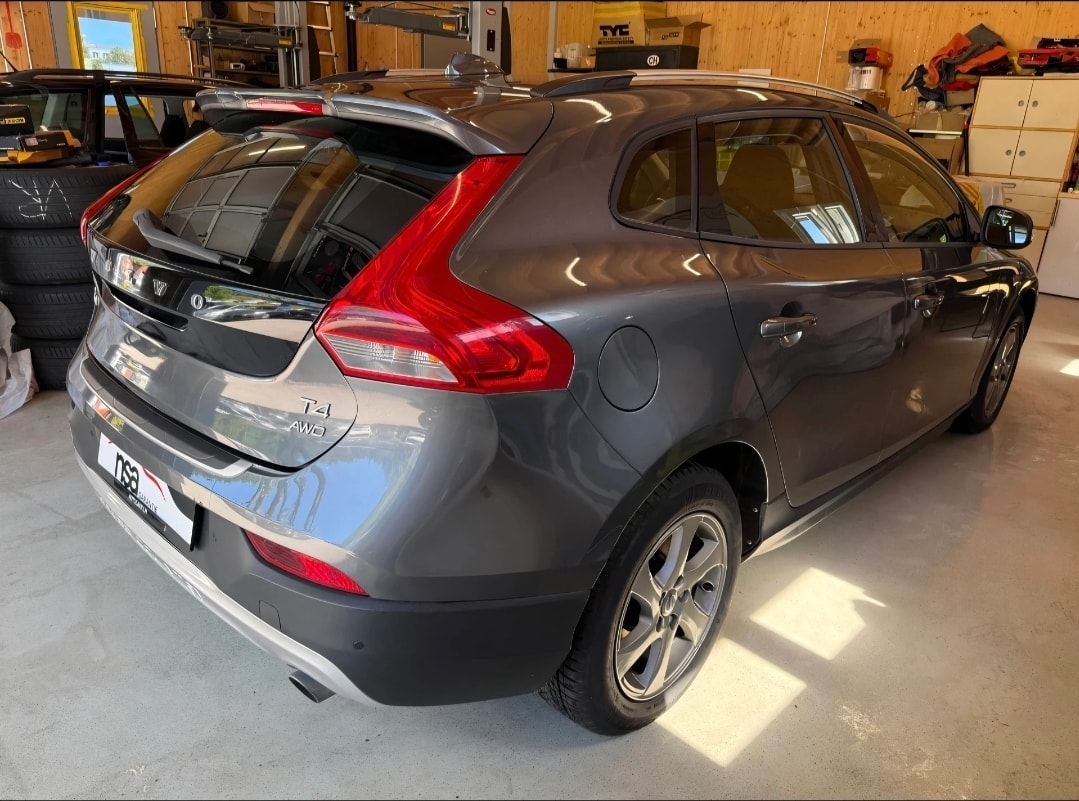 VOLVO V40 Cross Country T4 2.0 AWD Family Ed. Geartr.-image-3