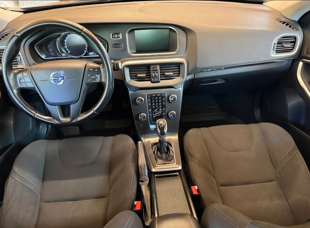 VOLVO V40 Cross Country T4 2.0 AWD Family Ed. Geartr.-image-8