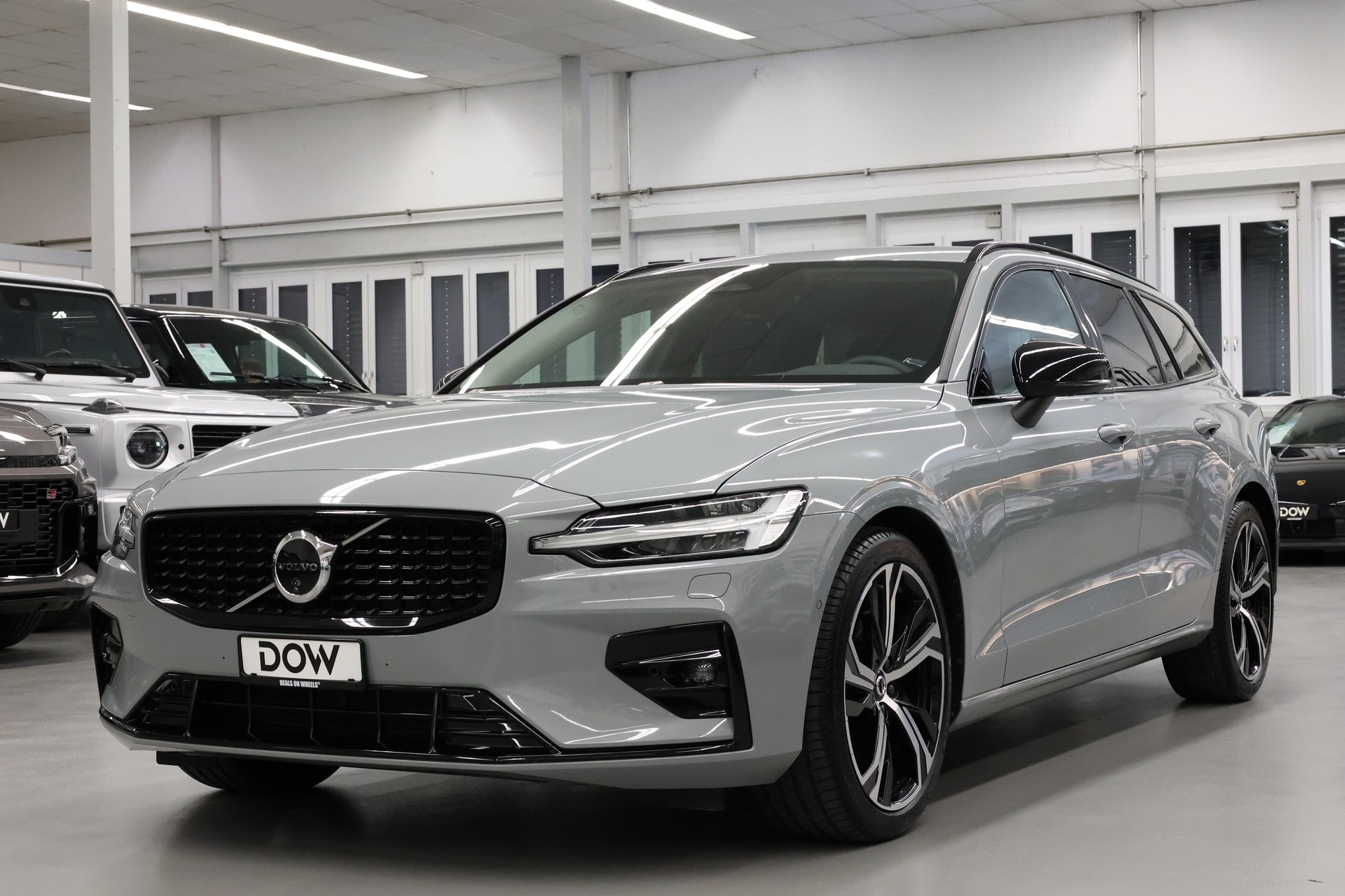 VOLVO V60 2.0 B4 Plus Dark-image-2
