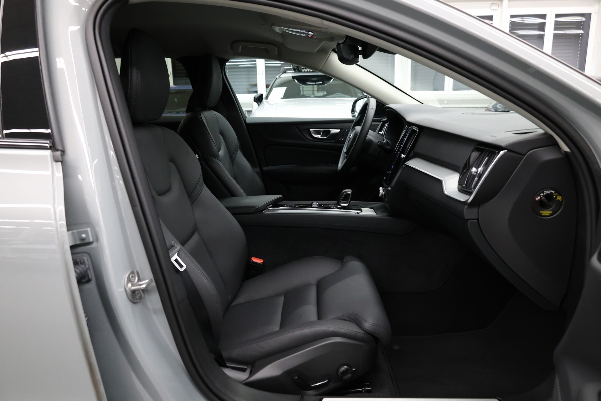 VOLVO V60 2.0 B4 Plus Dark-image-17