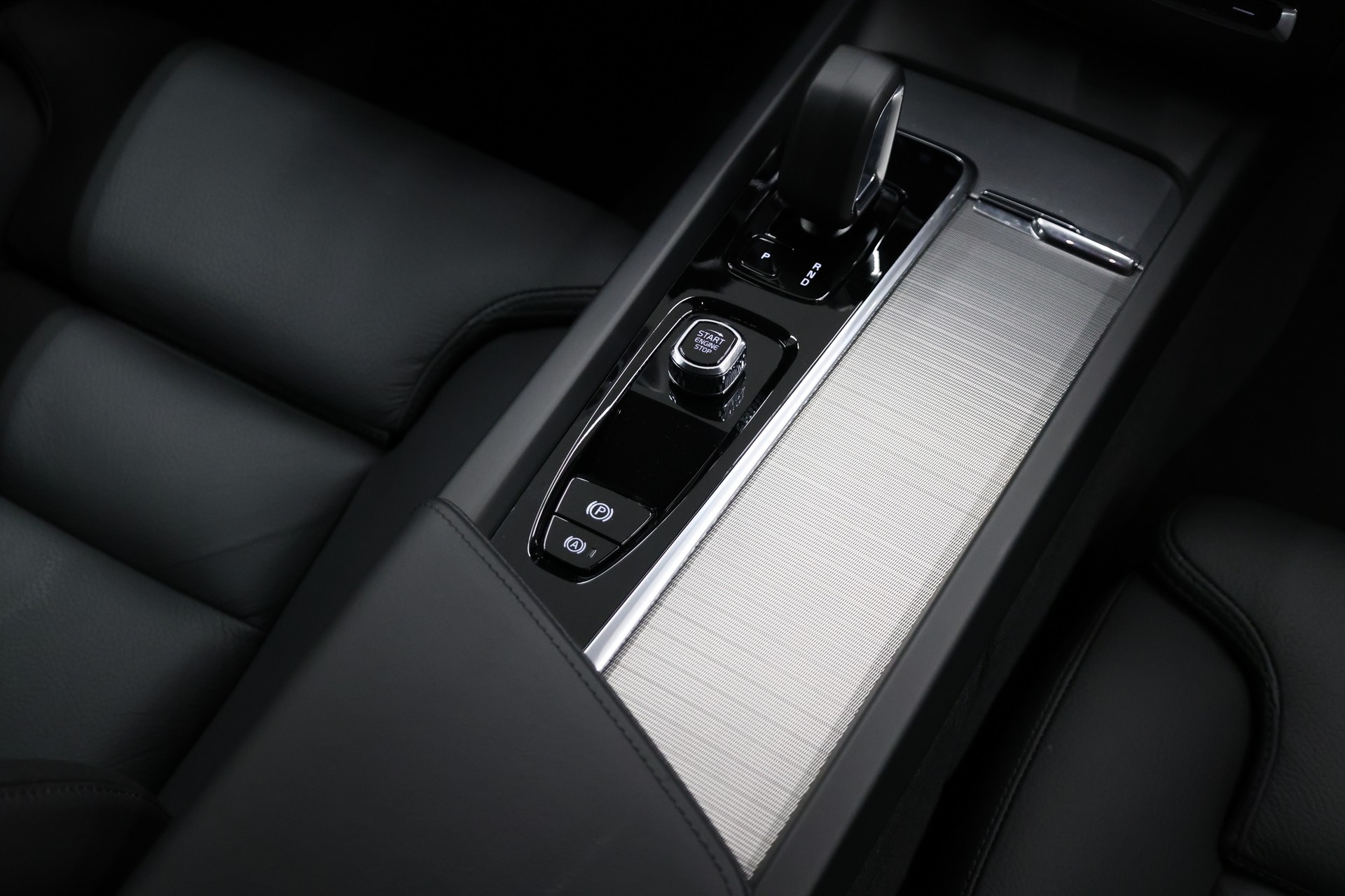 VOLVO V60 2.0 B4 Plus Dark-image-23