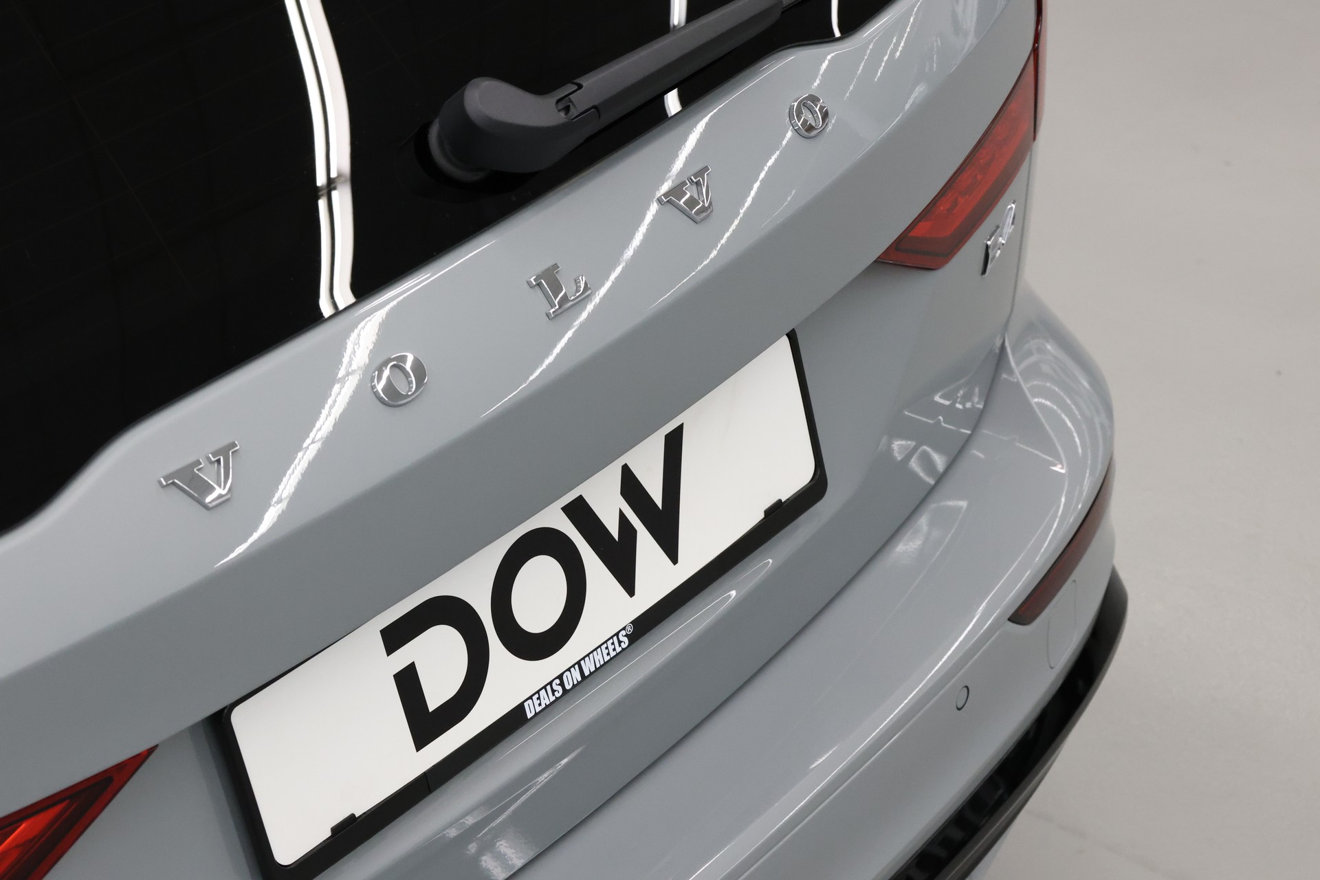 VOLVO V60 2.0 B4 Plus Dark-image-13