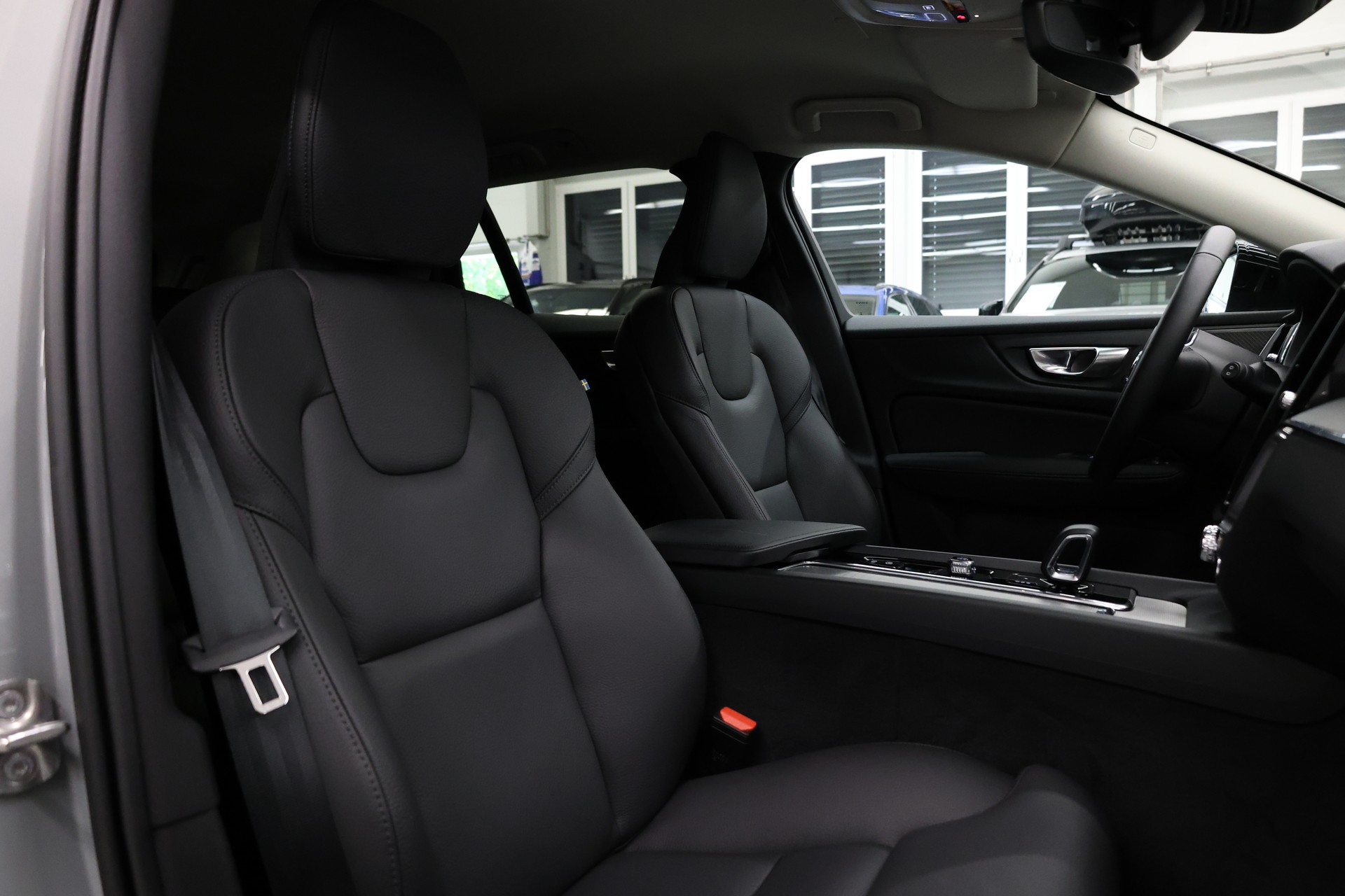 VOLVO V60 2.0 B4 Plus Dark-image-20
