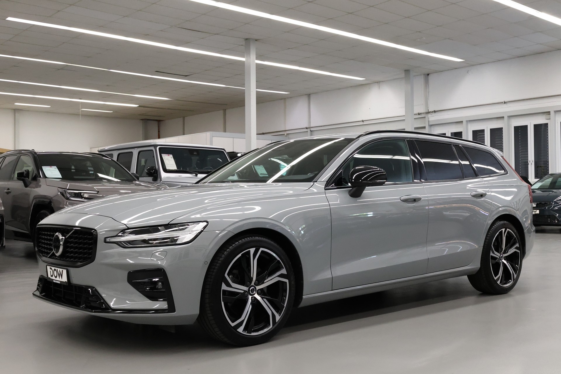 VOLVO V60 2.0 B4 Plus Dark-image-3