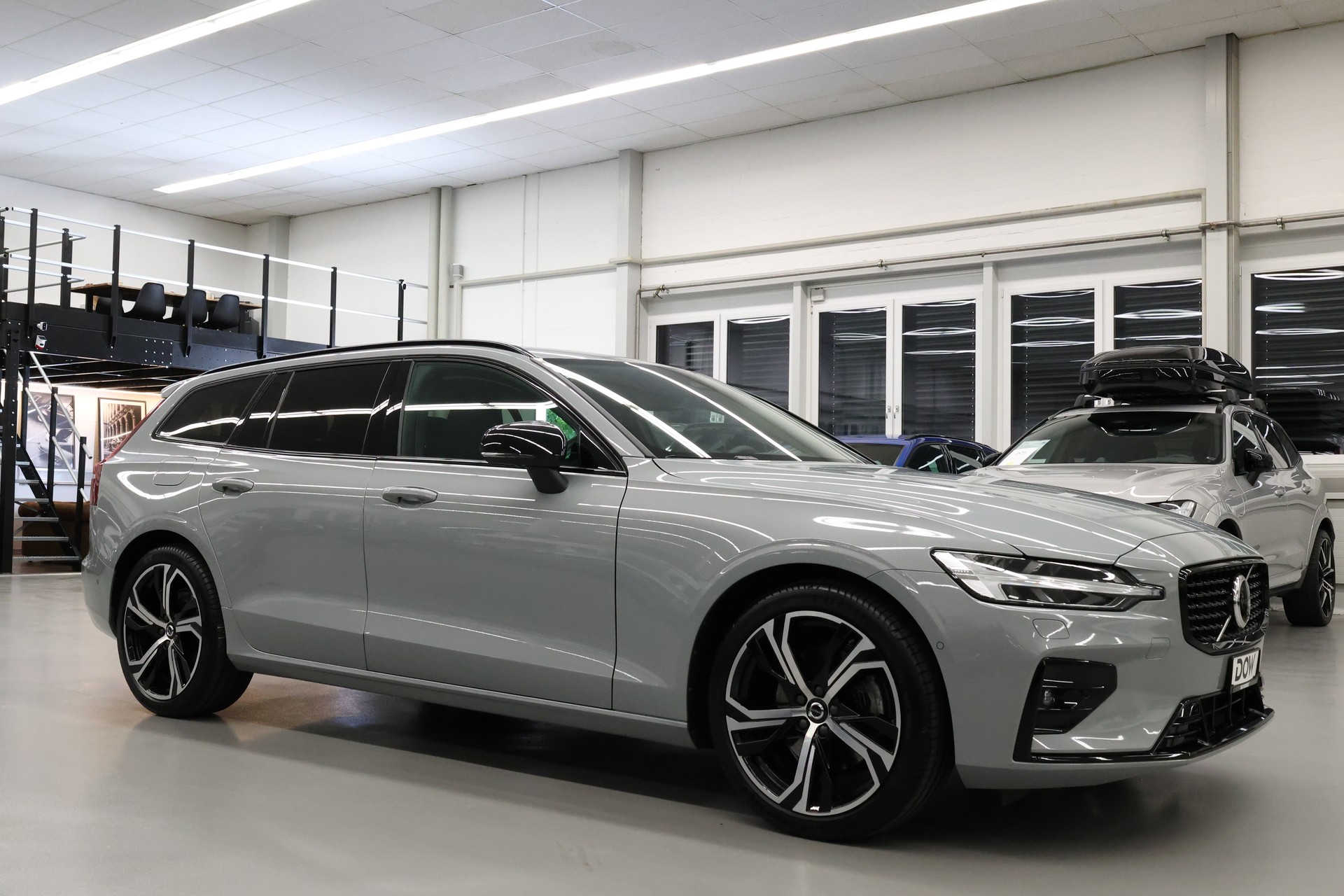 VOLVO V60 2.0 B4 Plus Dark-image-1