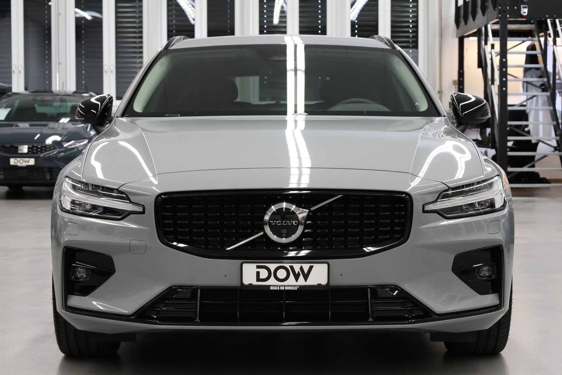 VOLVO V60 2.0 B4 Plus Dark-image-4