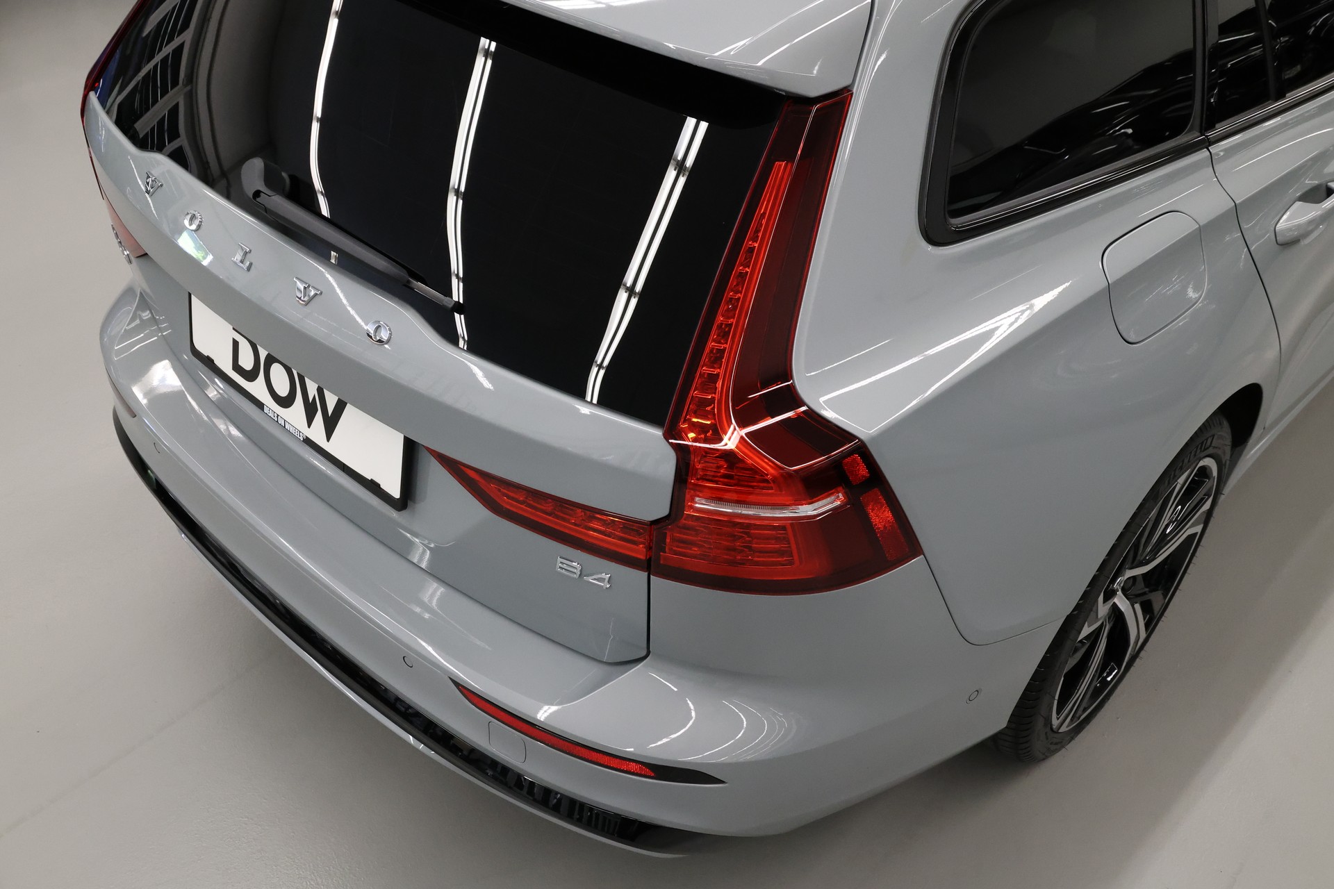VOLVO V60 2.0 B4 Plus Dark-image-12