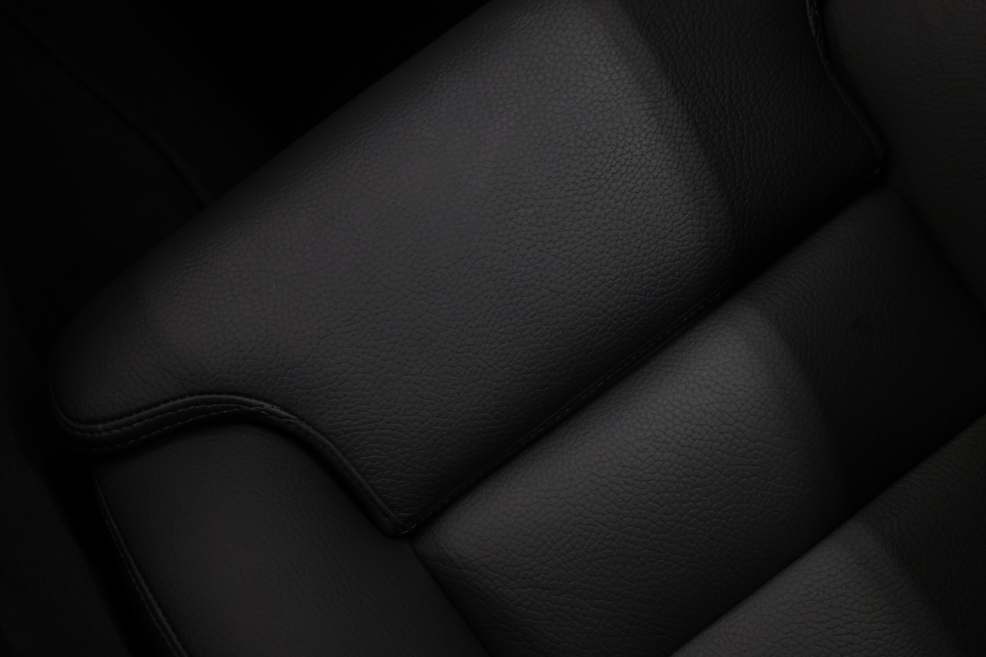 VOLVO V60 2.0 B4 Plus Dark-image-30