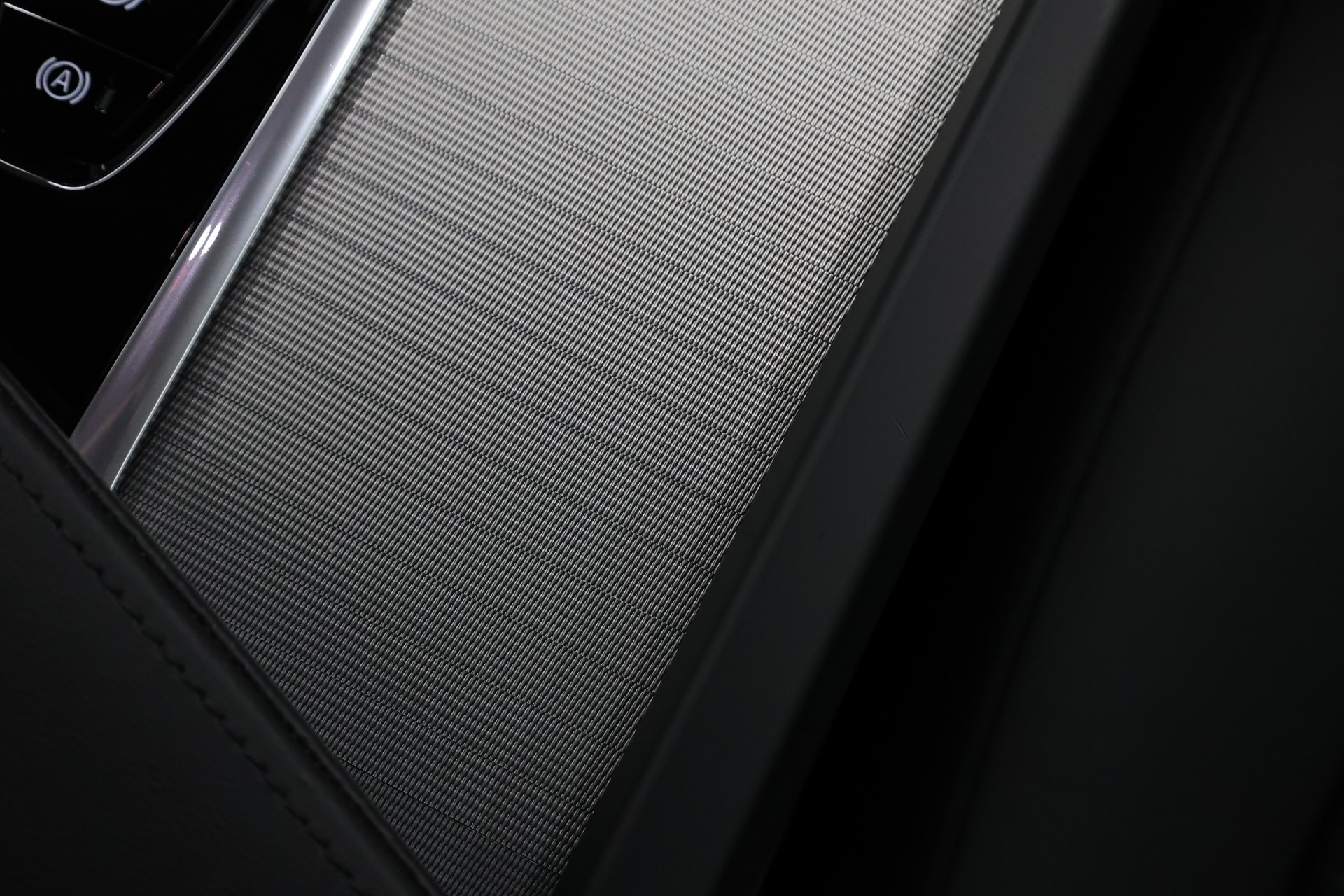 VOLVO V60 2.0 B4 Plus Dark-image-32