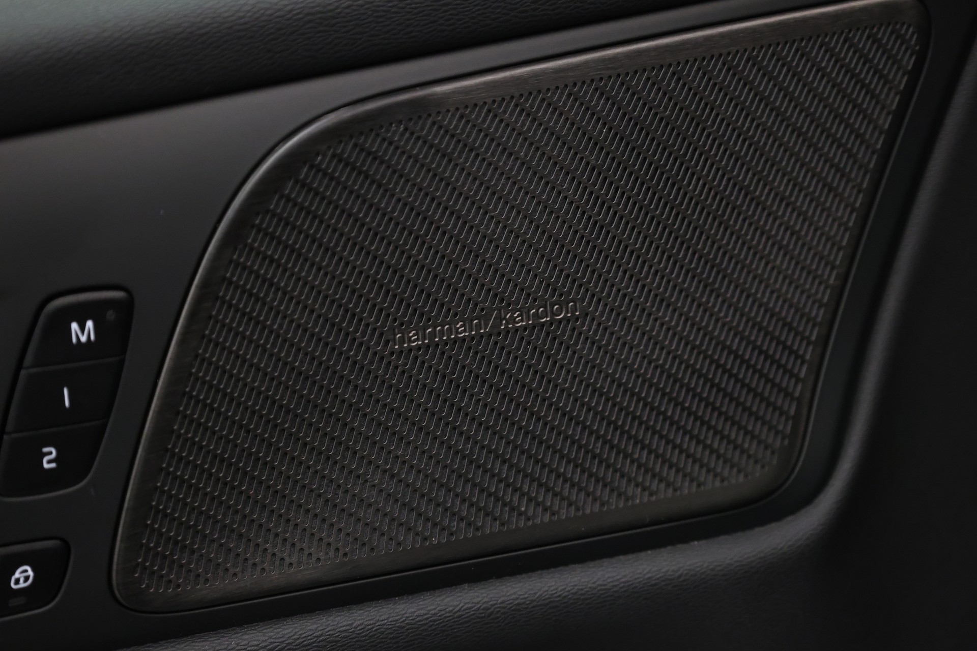 VOLVO V60 2.0 B4 Plus Dark-image-26