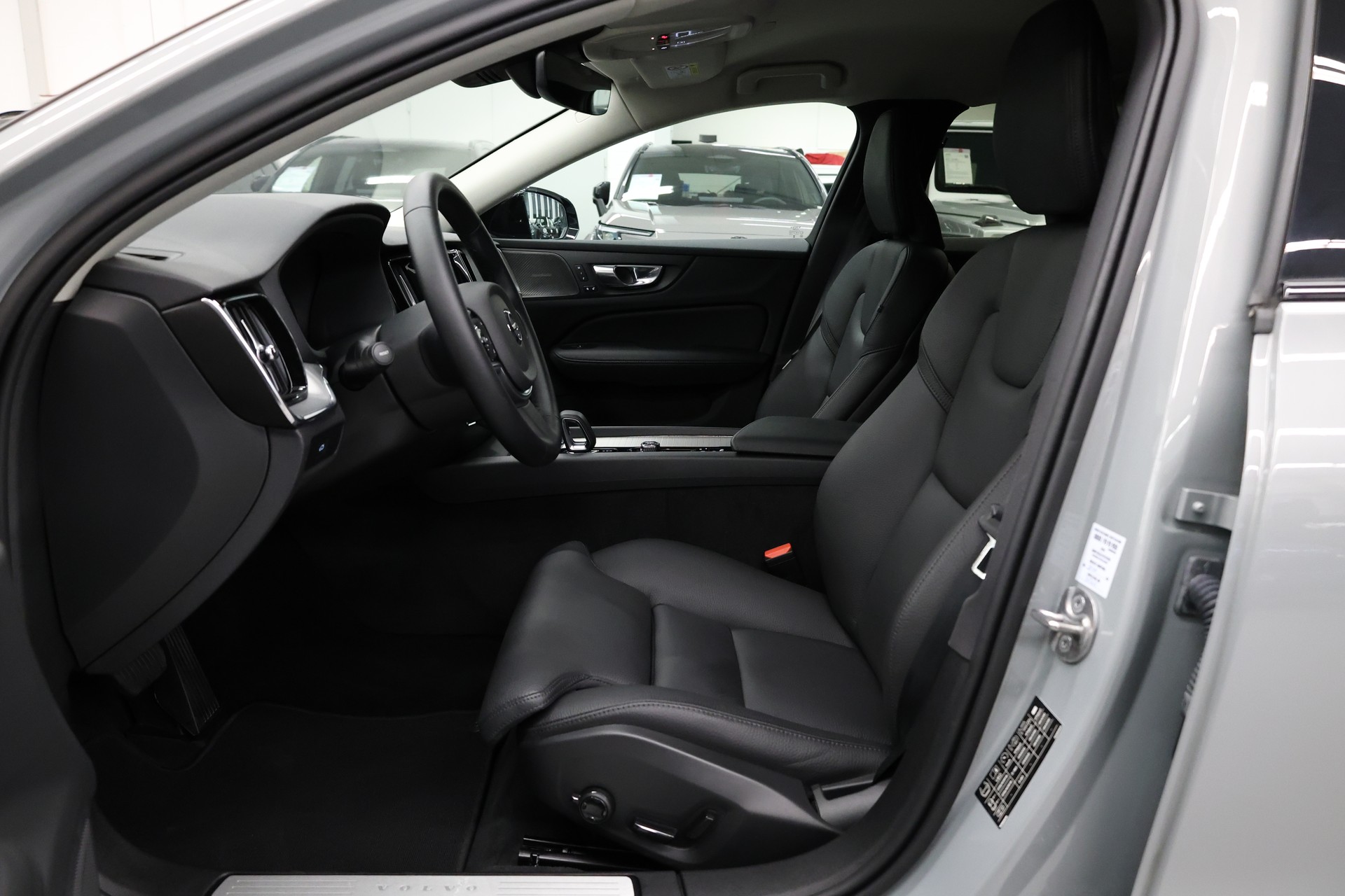 VOLVO V60 2.0 B4 Plus Dark-image-16