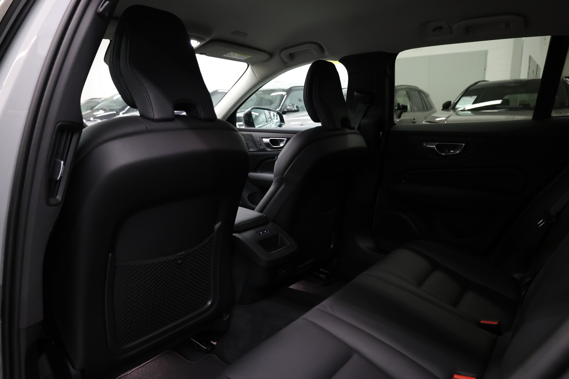 VOLVO V60 2.0 B4 Plus Dark-image-27