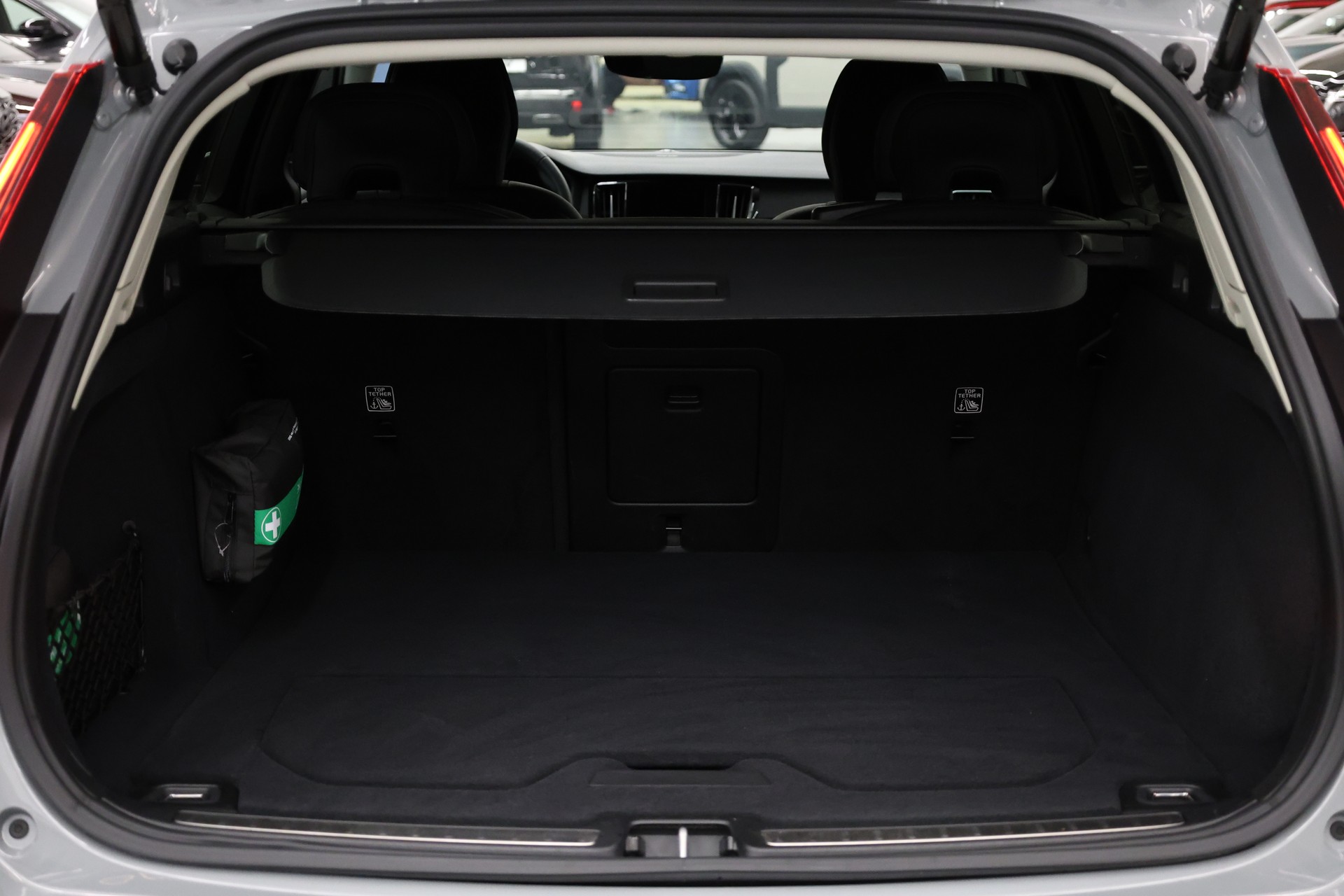 VOLVO V60 2.0 B4 Plus Dark-image-34