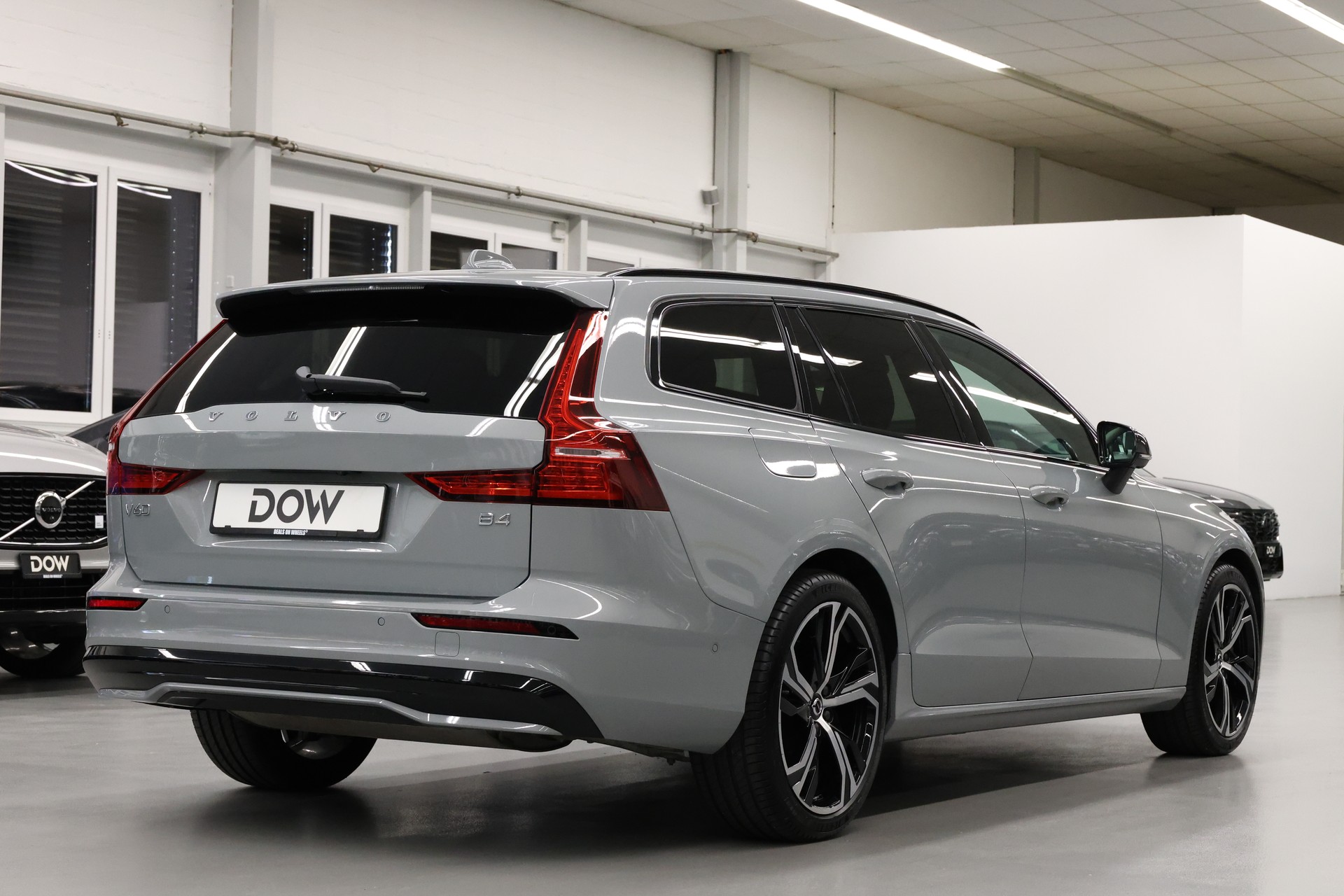 VOLVO V60 2.0 B4 Plus Dark-image-8