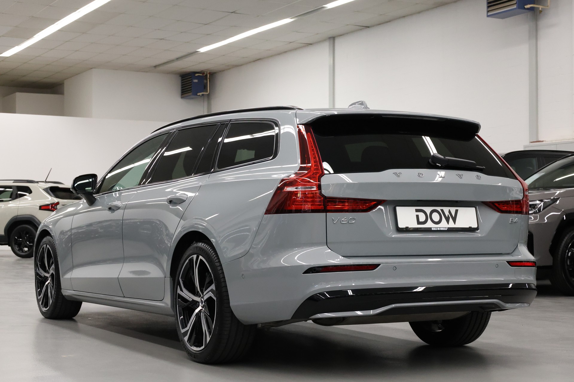 VOLVO V60 2.0 B4 Plus Dark-image-7