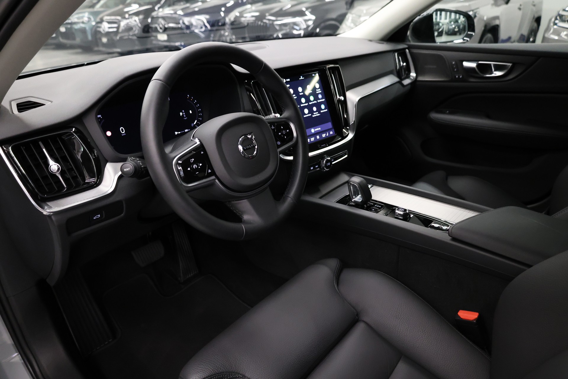 VOLVO V60 2.0 B4 Plus Dark-image-18