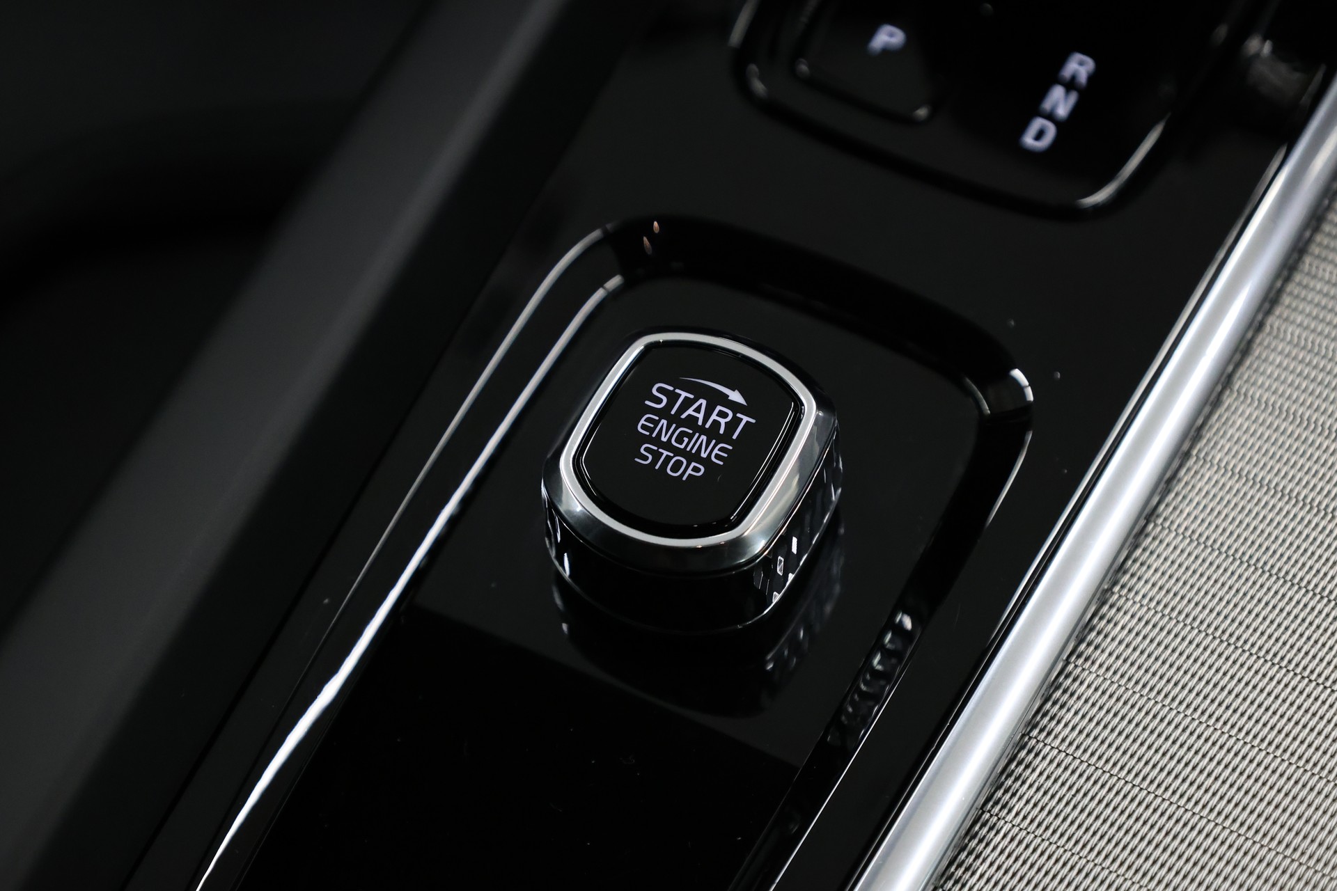 VOLVO V60 2.0 B4 Plus Dark-image-31