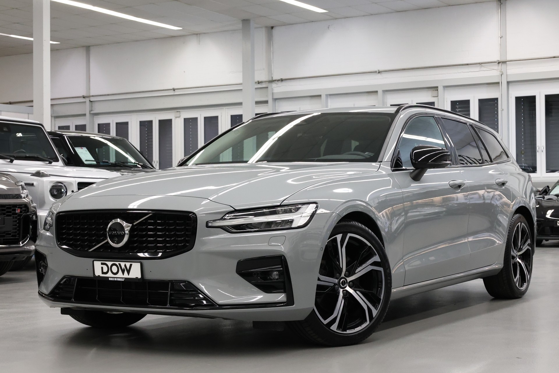 VOLVO V60 2.0 B4 Plus Dark-image-0