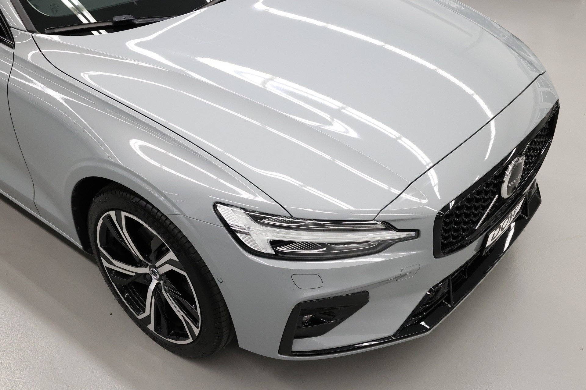 VOLVO V60 2.0 B4 Plus Dark-image-5