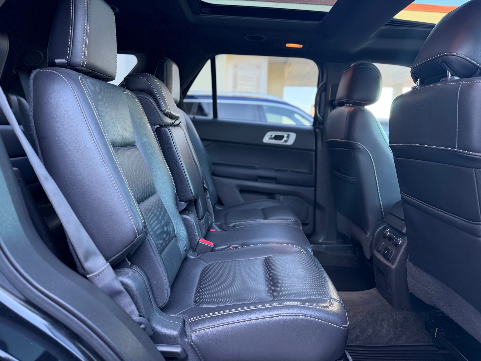 FORD Explorer Sport-image-13