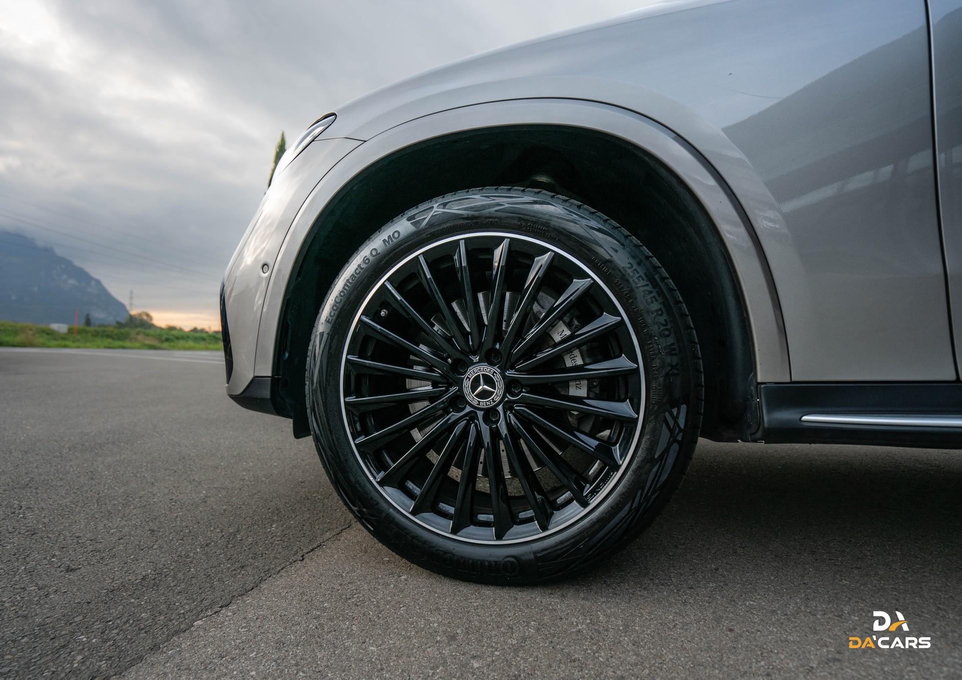 MERCEDES-BENZ GLC 300 e AMG Line 4Matic 9G-Tronic FULL-image-5
