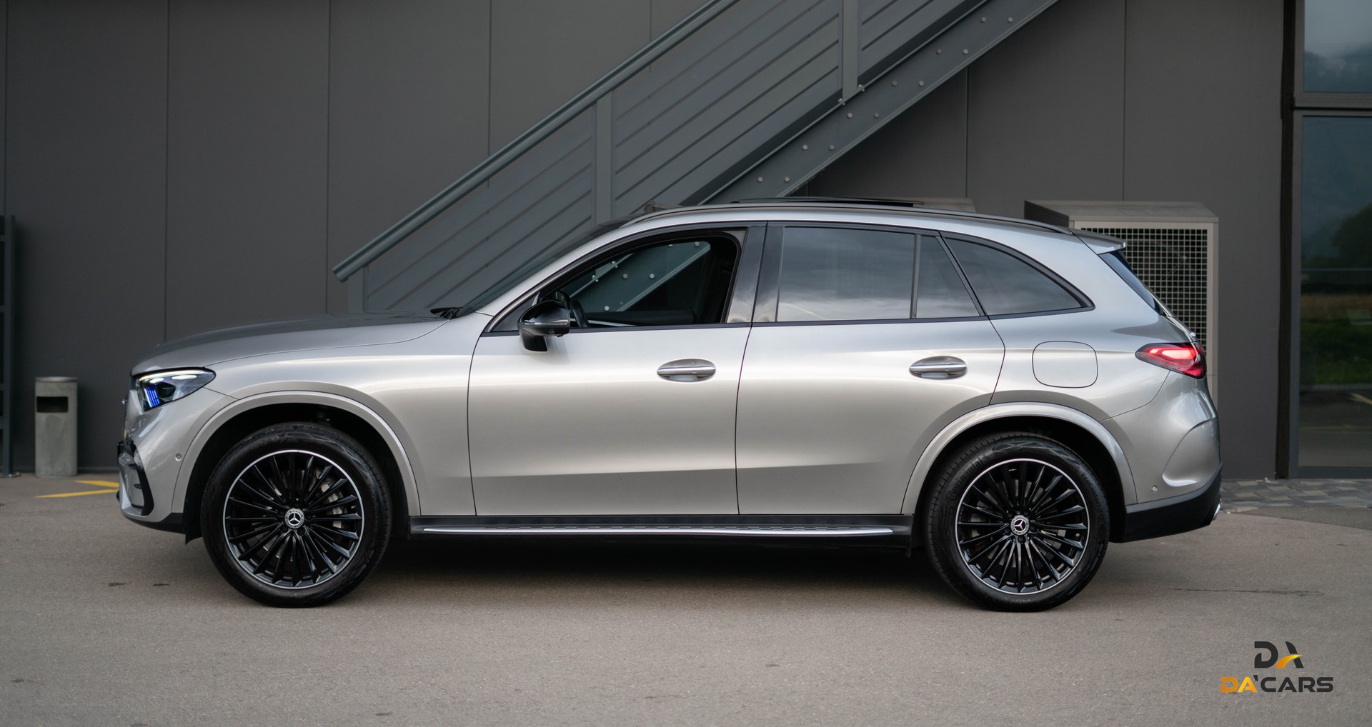 MERCEDES-BENZ GLC 300 e AMG Line 4Matic 9G-Tronic FULL-image-2