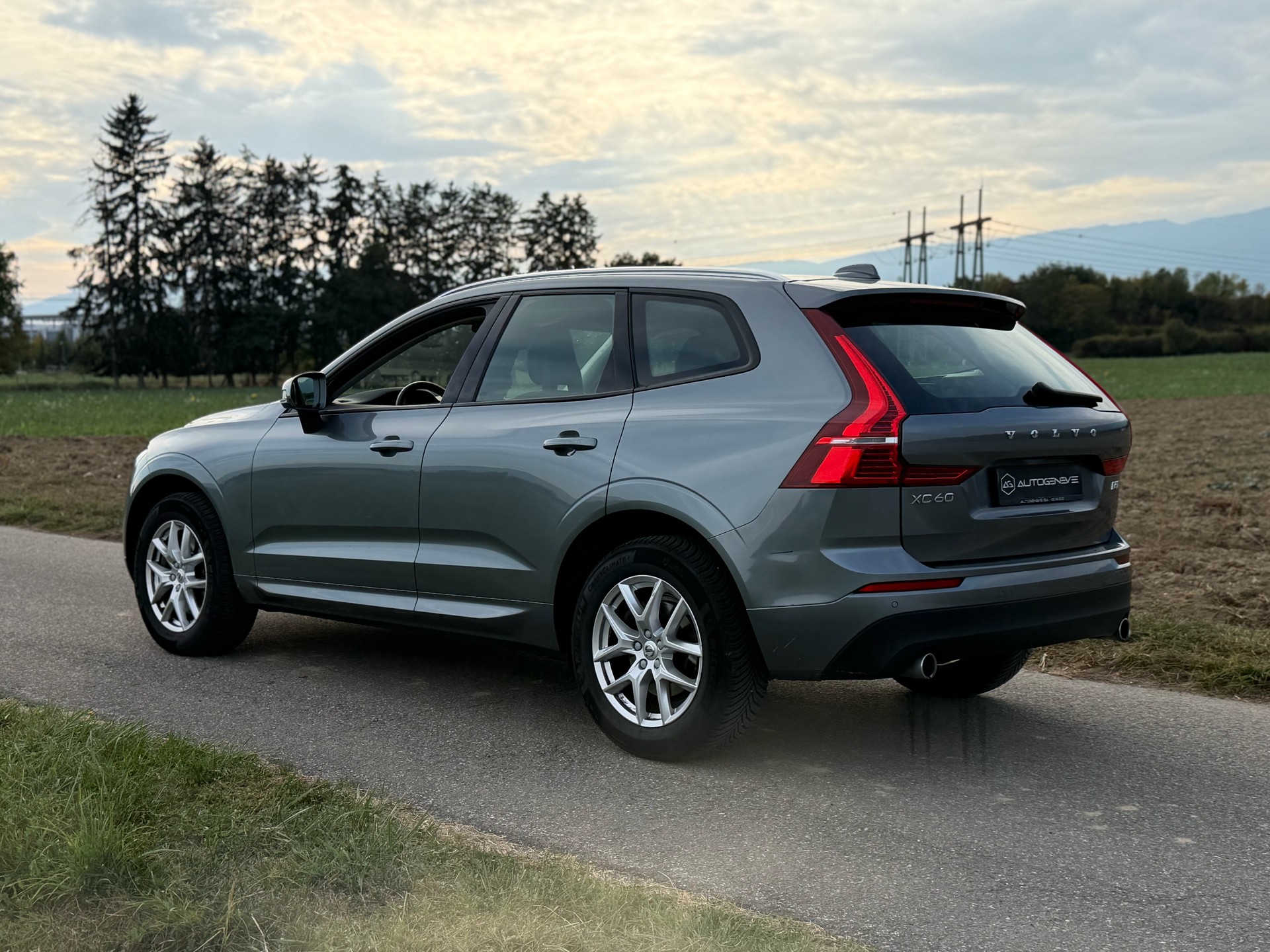 VOLVO XC60 D5 AWD Momentum Geartronic-image-8