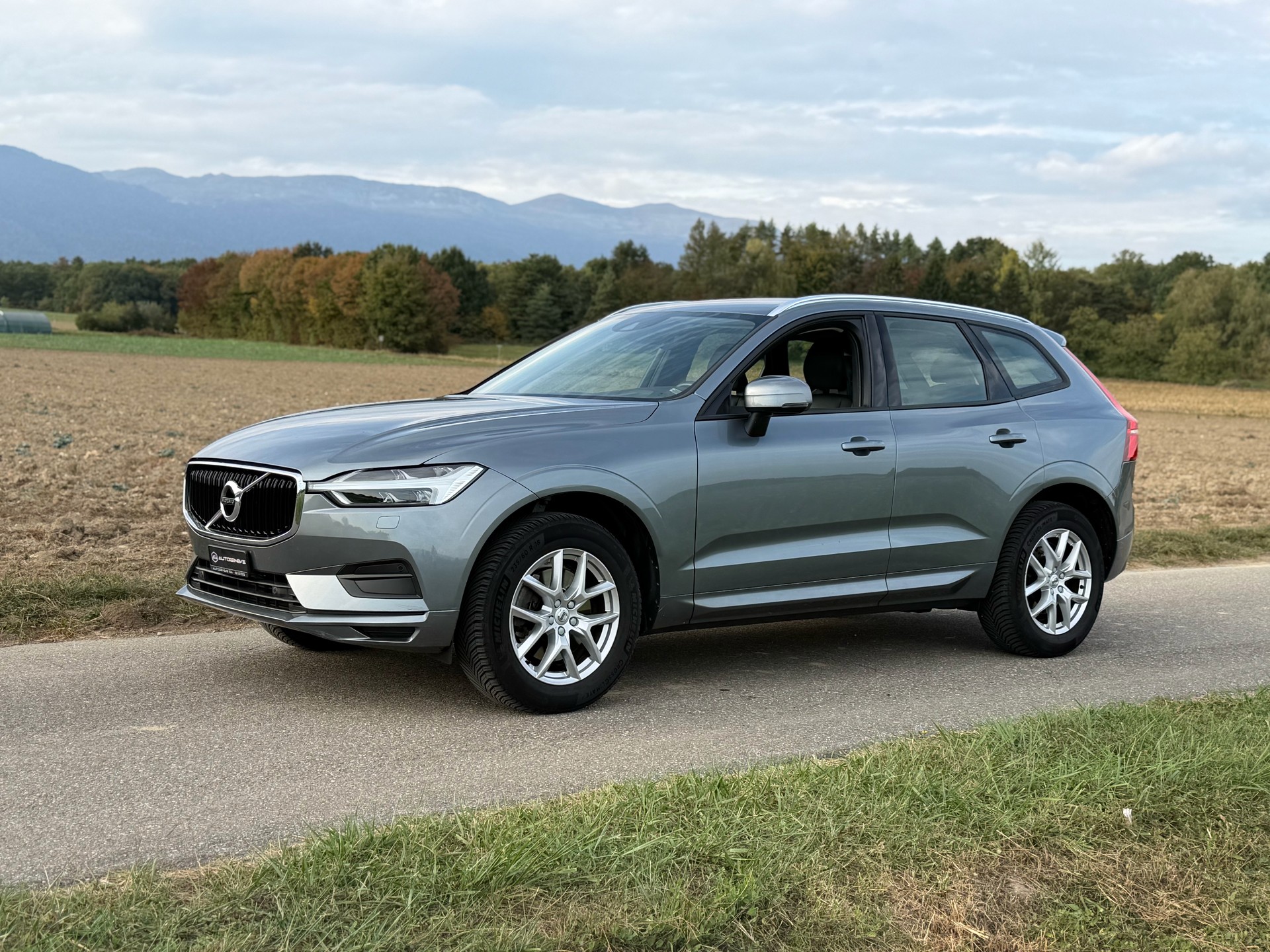 VOLVO XC60 D5 AWD Momentum Geartronic-image-5