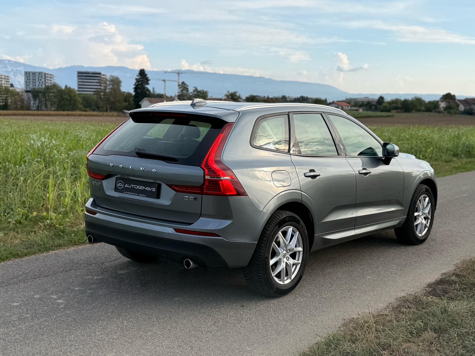 VOLVO XC60 D5 AWD Momentum Geartronic-image-11