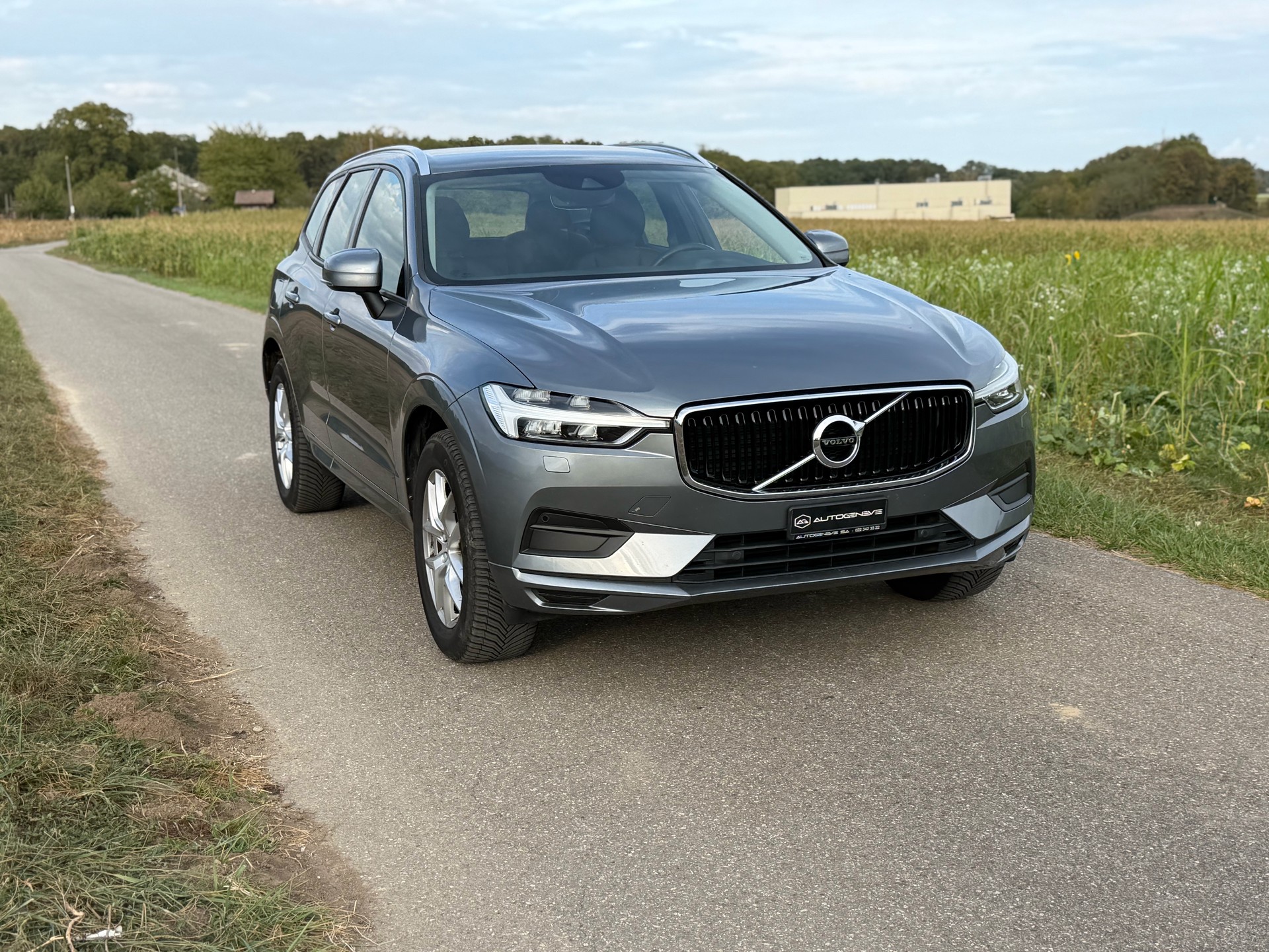 VOLVO XC60 D5 AWD Momentum Geartronic-image-3
