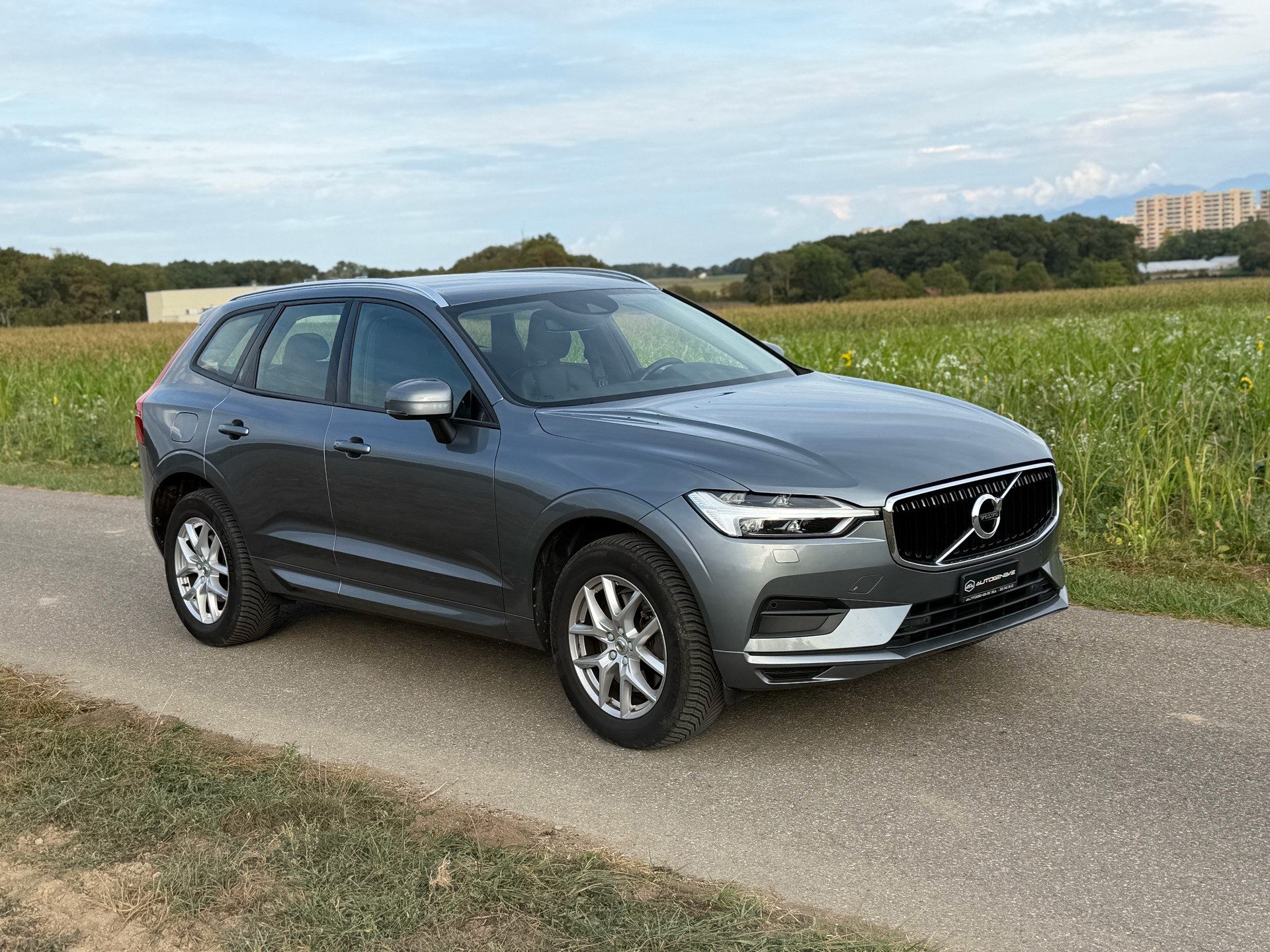 VOLVO XC60 D5 AWD Momentum Geartronic-image-4