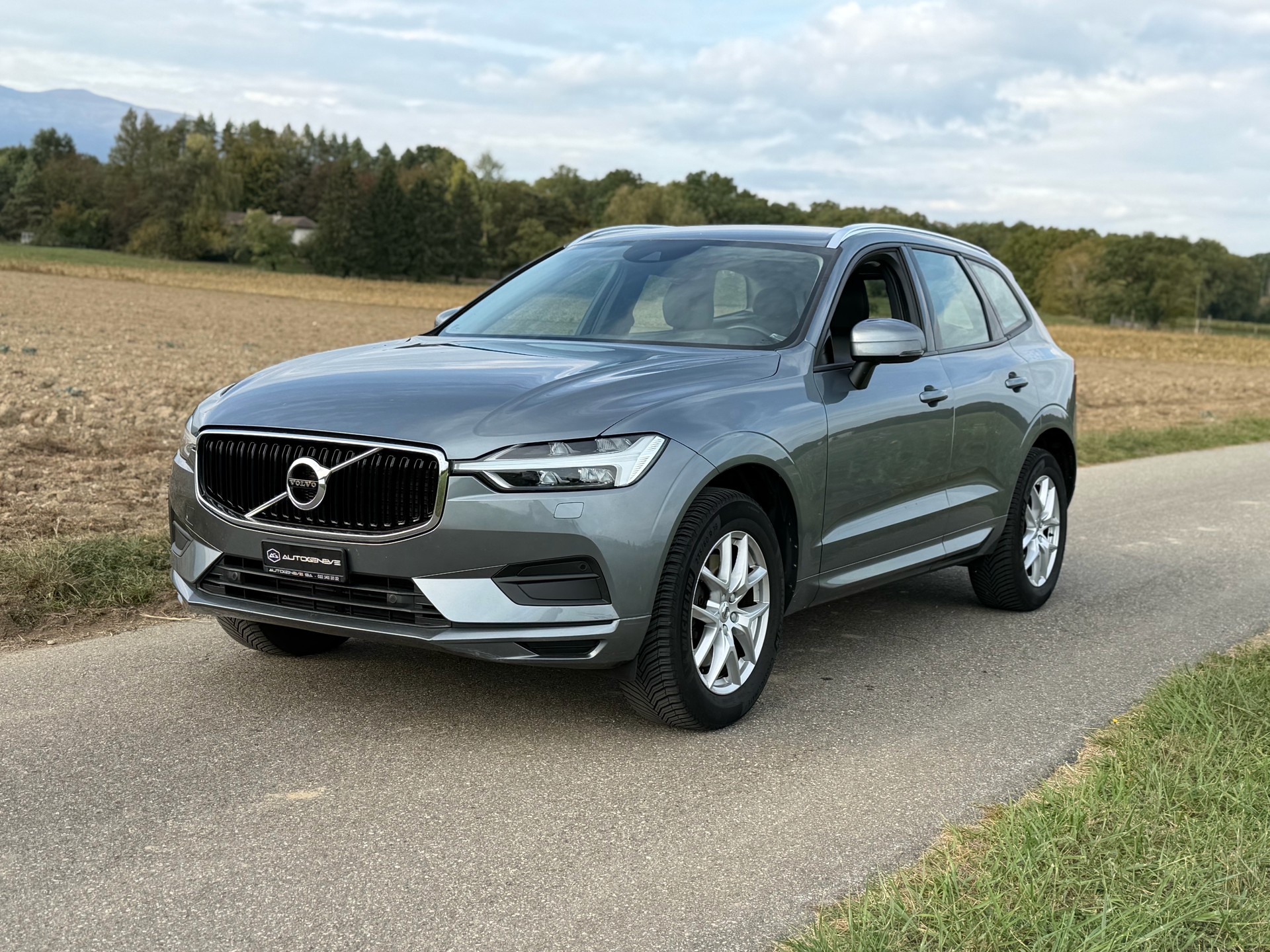 VOLVO XC60 D5 AWD Momentum Geartronic-image-2