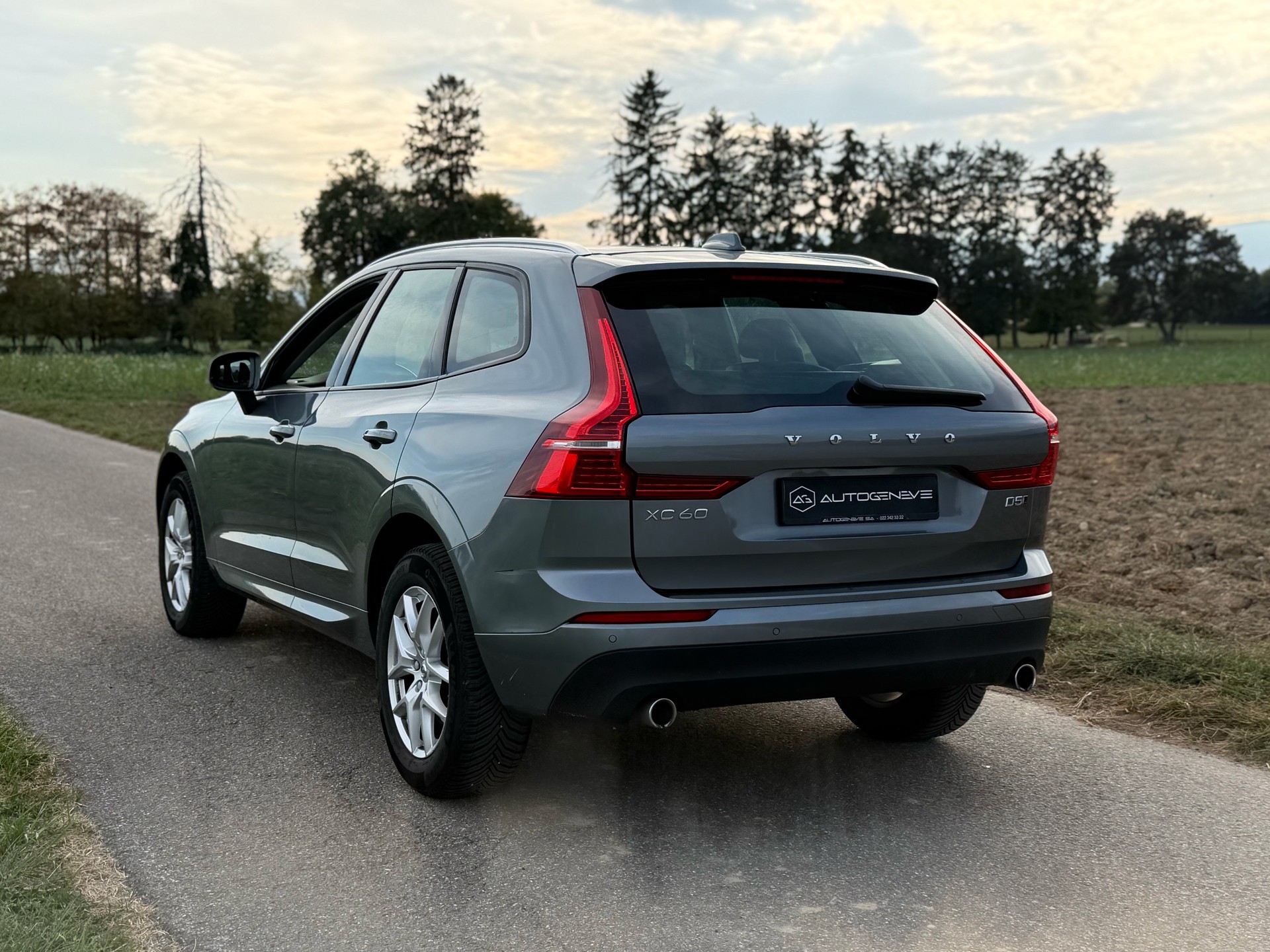 VOLVO XC60 D5 AWD Momentum Geartronic-image-9