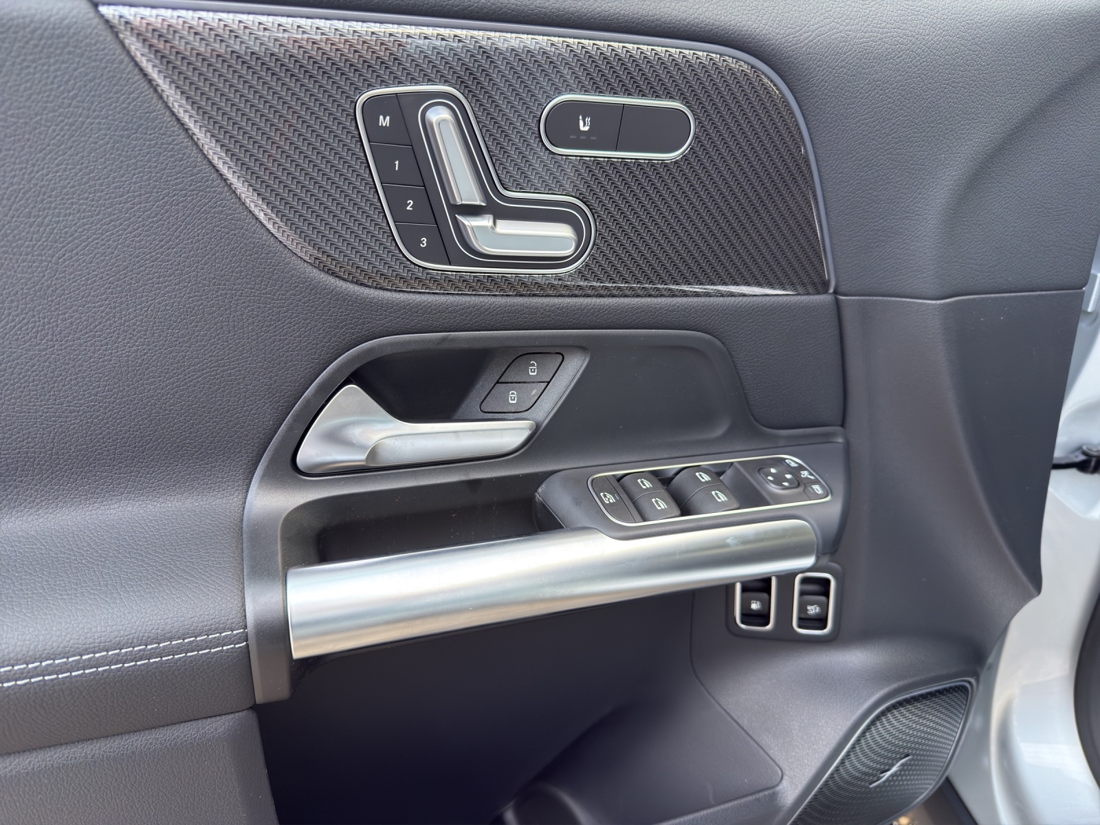 MERCEDES-BENZ GLA 250 e EQ Star 8G-DCT-image-12