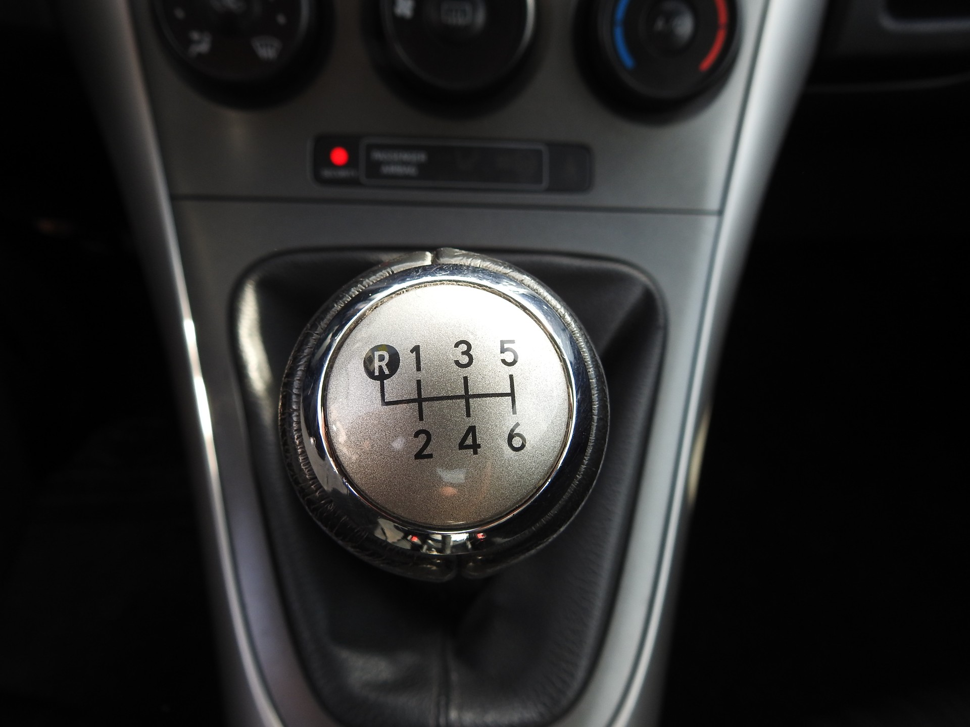 TOYOTA Auris 2.0 D-4D Linea Luna-image-12