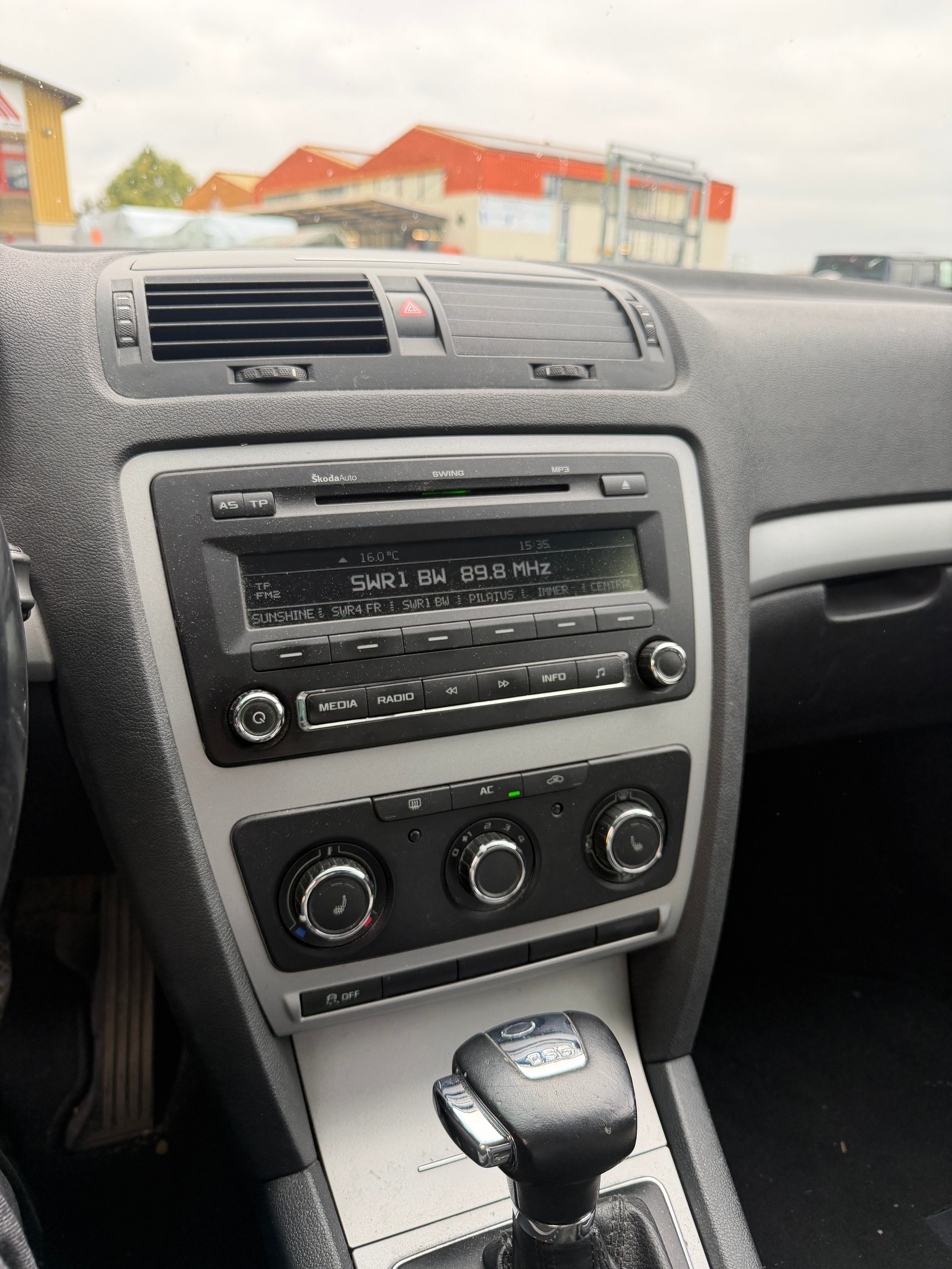 SKODA Octavia Combi 2.0 TDI Ambition DSG-image-11