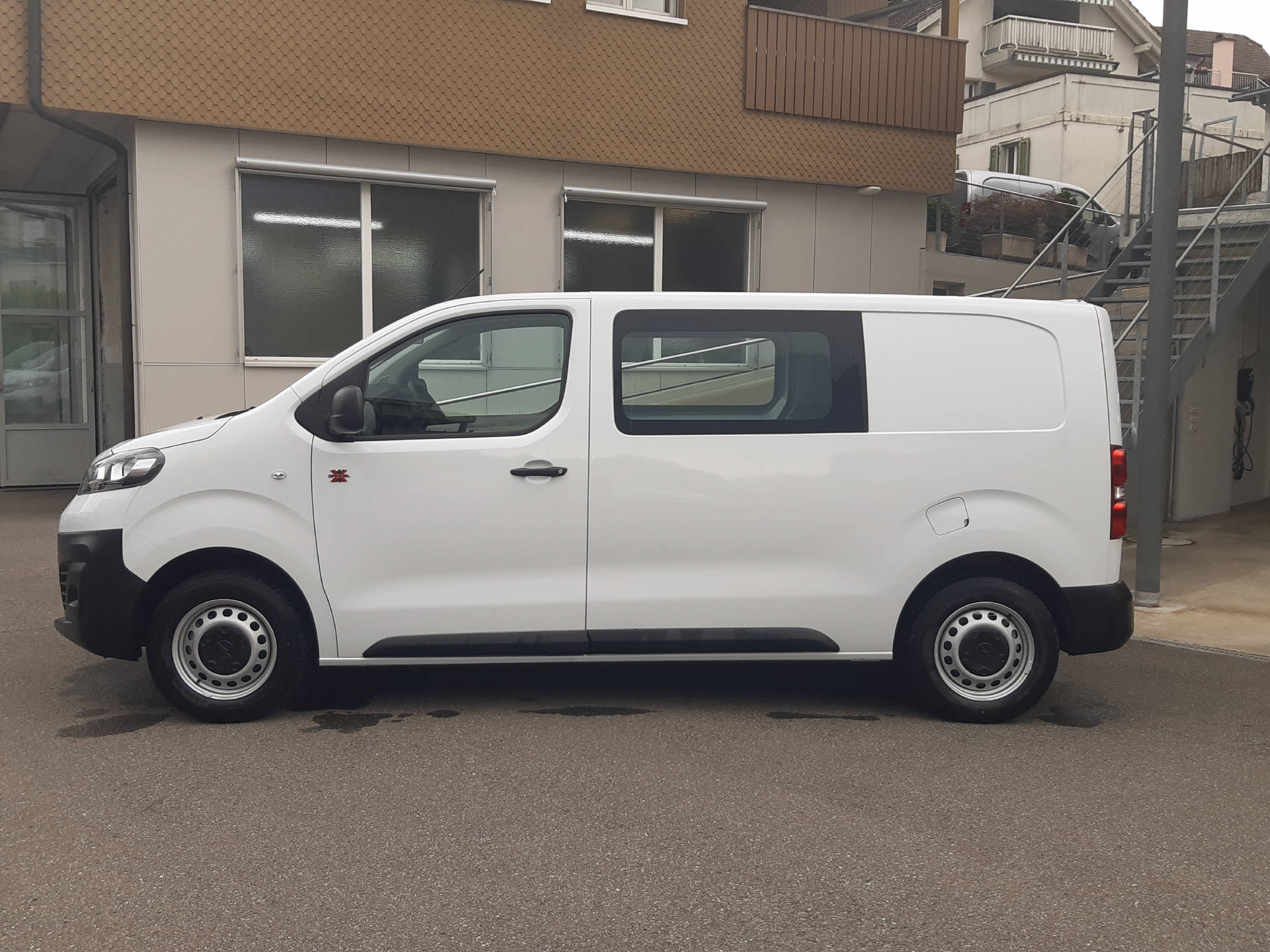 OPEL Vivaro Cargo 2.7 t M 2.0 D 144PS 4x4-image-2