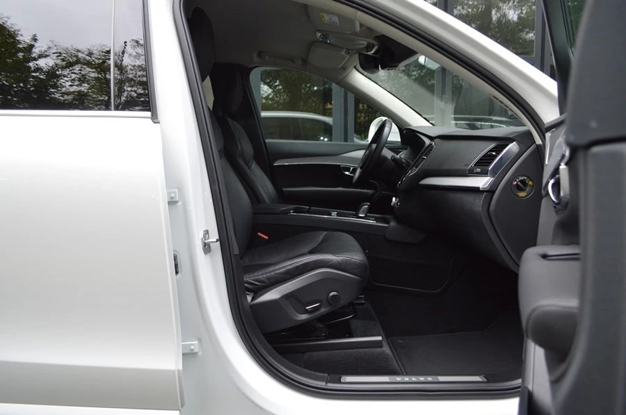 VOLVO XC90 B5 Diesel Mild Hybrid AWD 7 Plätze I Momentum Geartronic-image-9