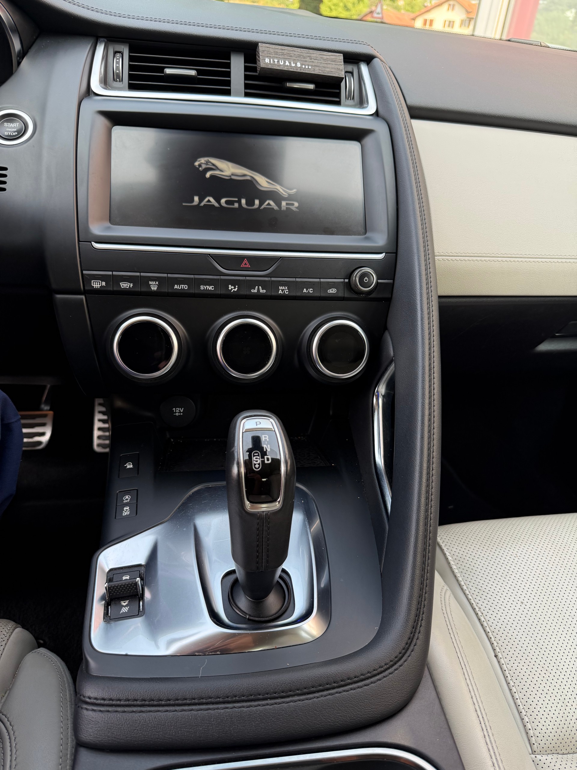 JAGUAR E-Pace P200 R-Dynamic HSE AWD Automatik-image-9