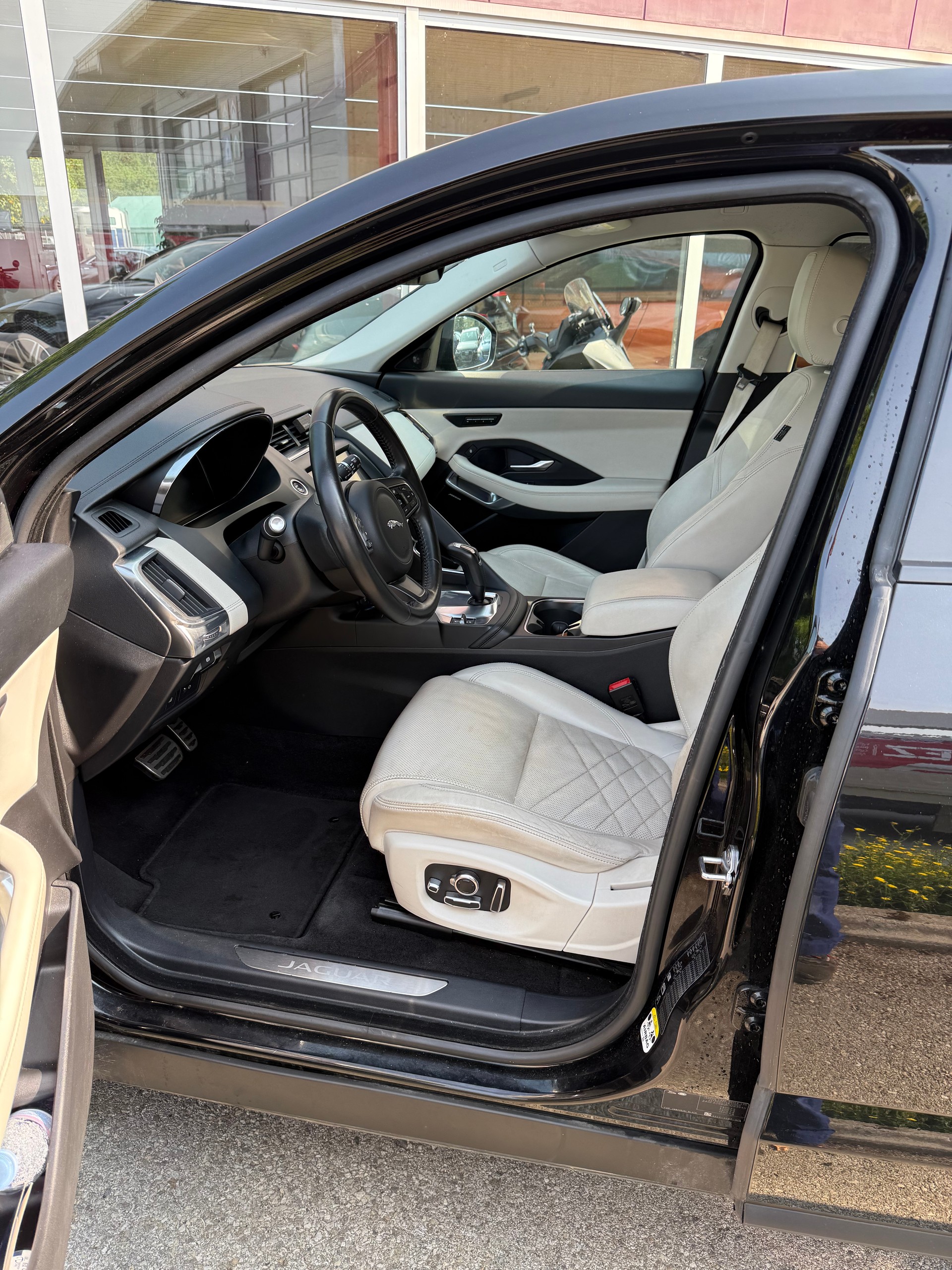 JAGUAR E-Pace P200 R-Dynamic HSE AWD Automatik-image-4