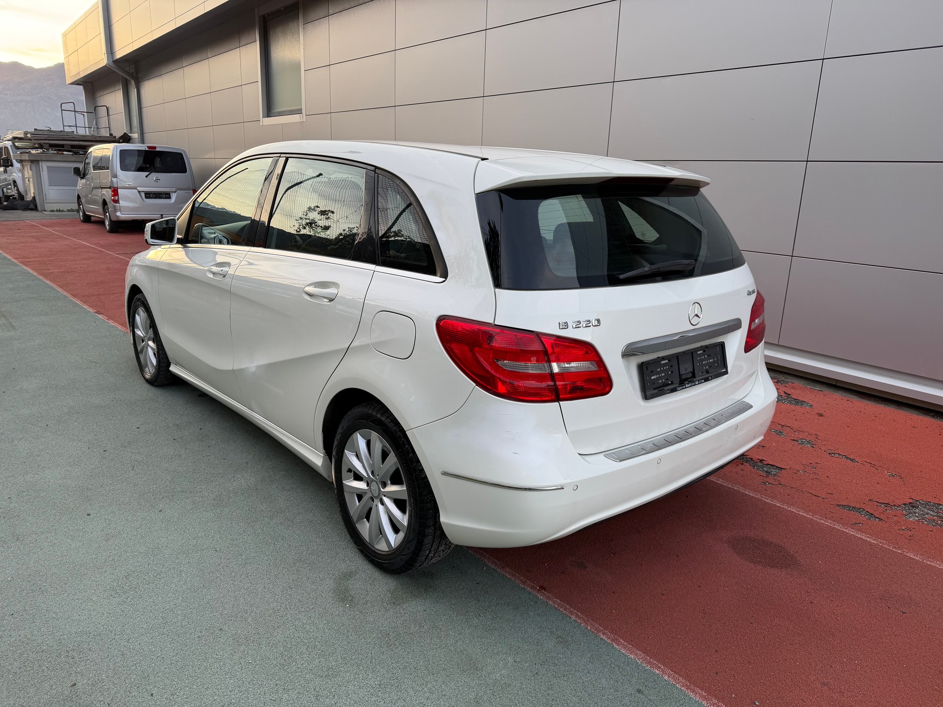 MERCEDES-BENZ B 220 4Matic 7G-DCT-image-3