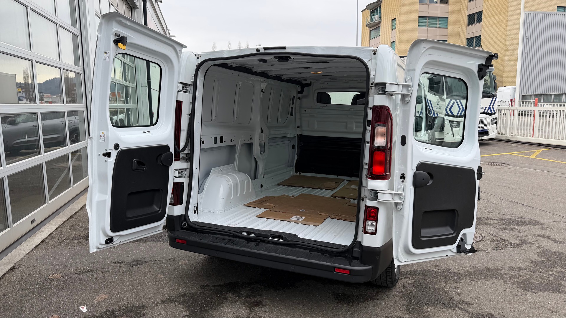 RENAULT E-Tech Trafic RedEdition L2H1-showroom-element-2